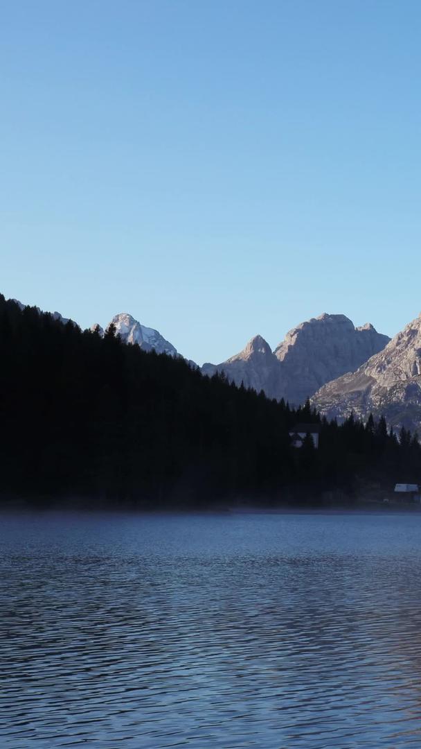 著名的意大利阿尔卑斯山旅游景点密苏里那湖清晨延时视频视频的预览图