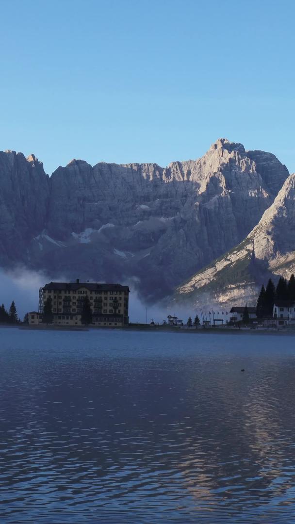 著名的意大利阿尔卑斯山旅游景点密苏里那湖清晨延时视频视频的预览图