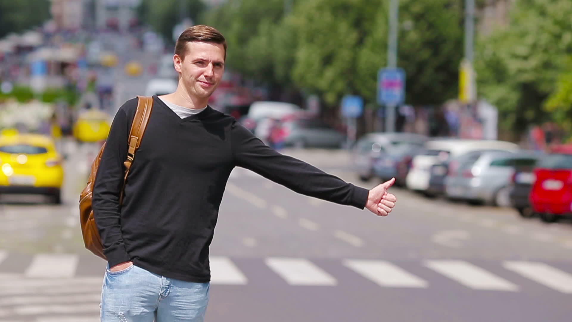 一个背着背包的人微笑着搭了一辆出租车caucasian旅游者视频的预览图