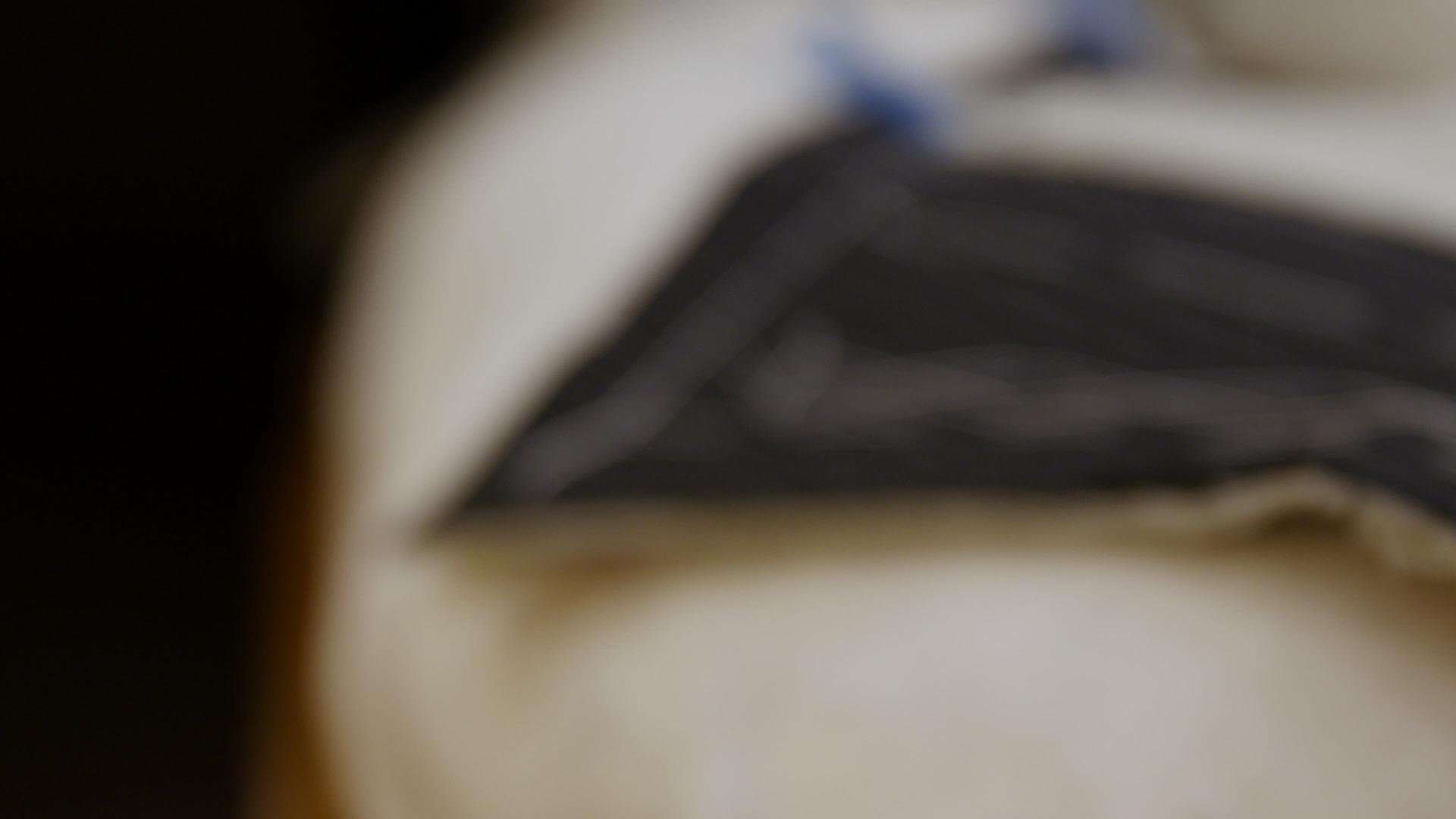 模糊到尖锐的西装制作过程镜头在黑色羊毛织物马毛布精细视频的预览图