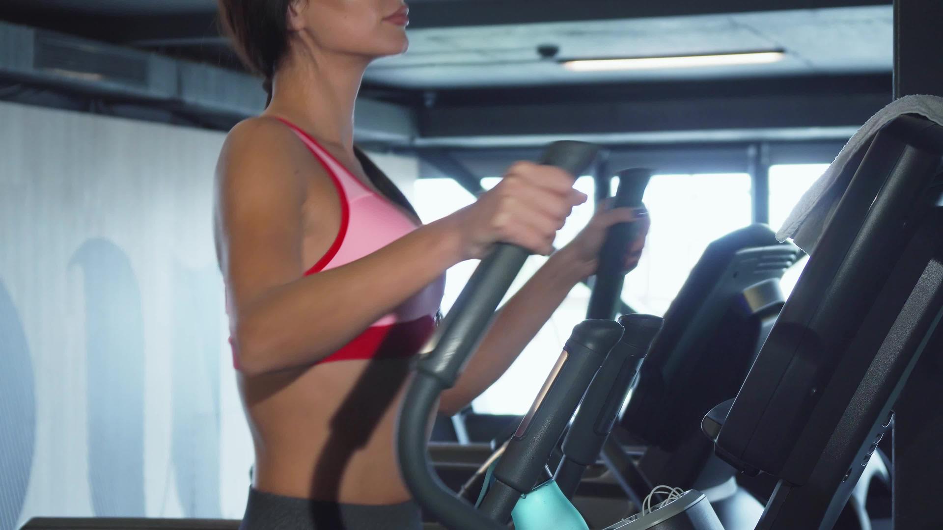 女运动员在特殊的阴极模拟器上锻炼视频的预览图