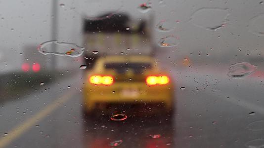 阿联酋迪拜-大约2020年的雨落在汽车挡风玻璃上视频的预览图
