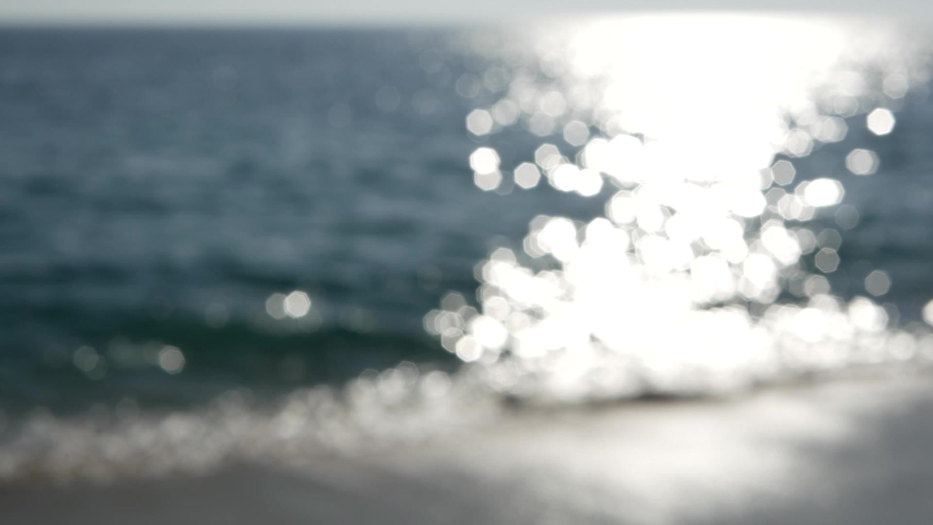 海滩美学模糊的无焦点水波闪烁的太阳足迹和阳光圣塔莫尼卡视频的预览图