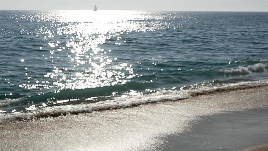 海滩美学模糊的无焦点水波闪烁的太阳足迹和阳光圣塔莫尼卡视频的预览图