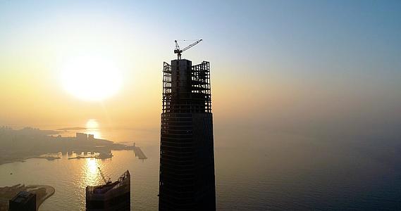 4K正在施工中的摩天大楼青岛第一高楼海天中心航拍视频的预览图