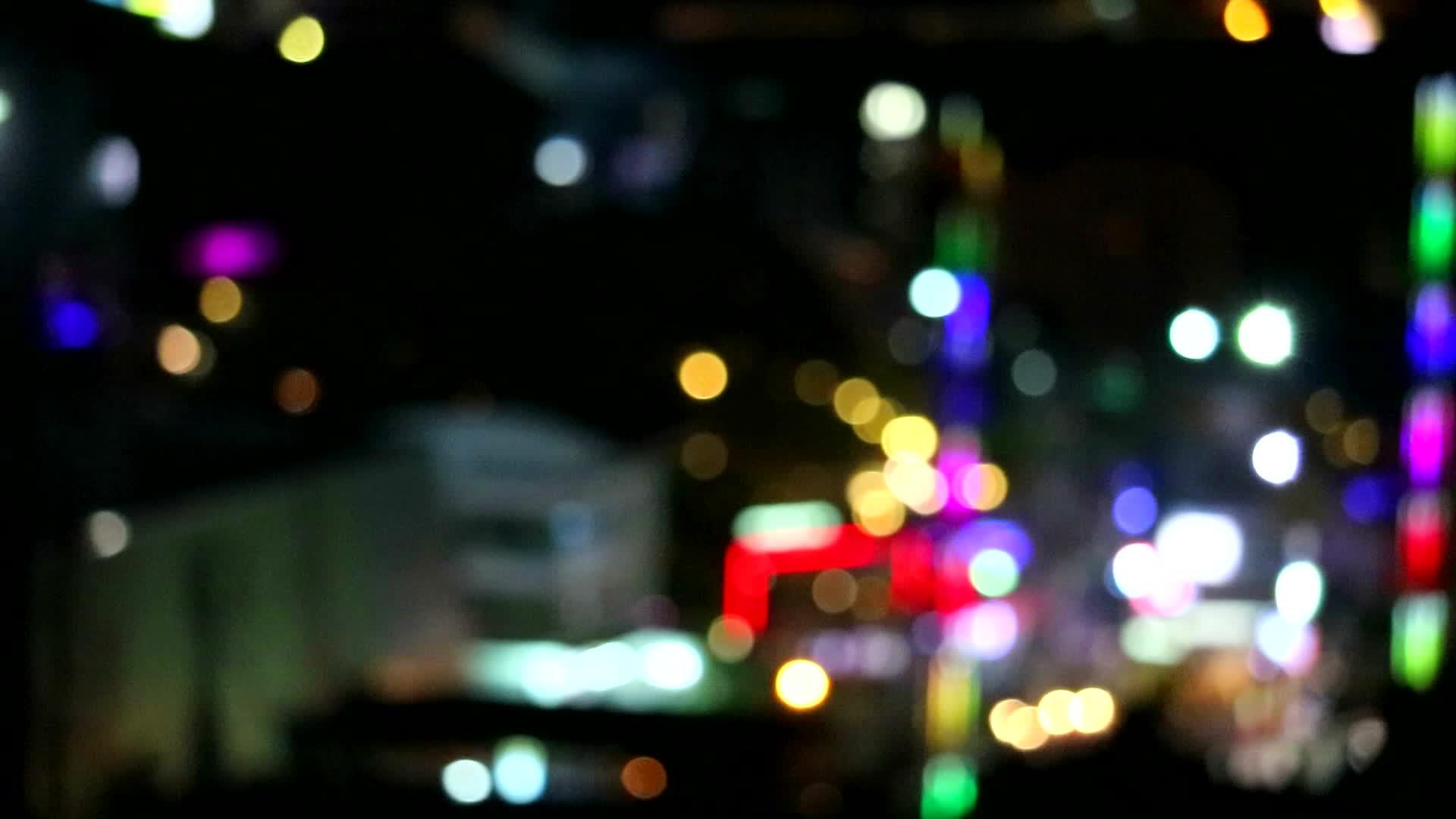 夜间购物中心的模糊和全景bokeh多色光视频的预览图