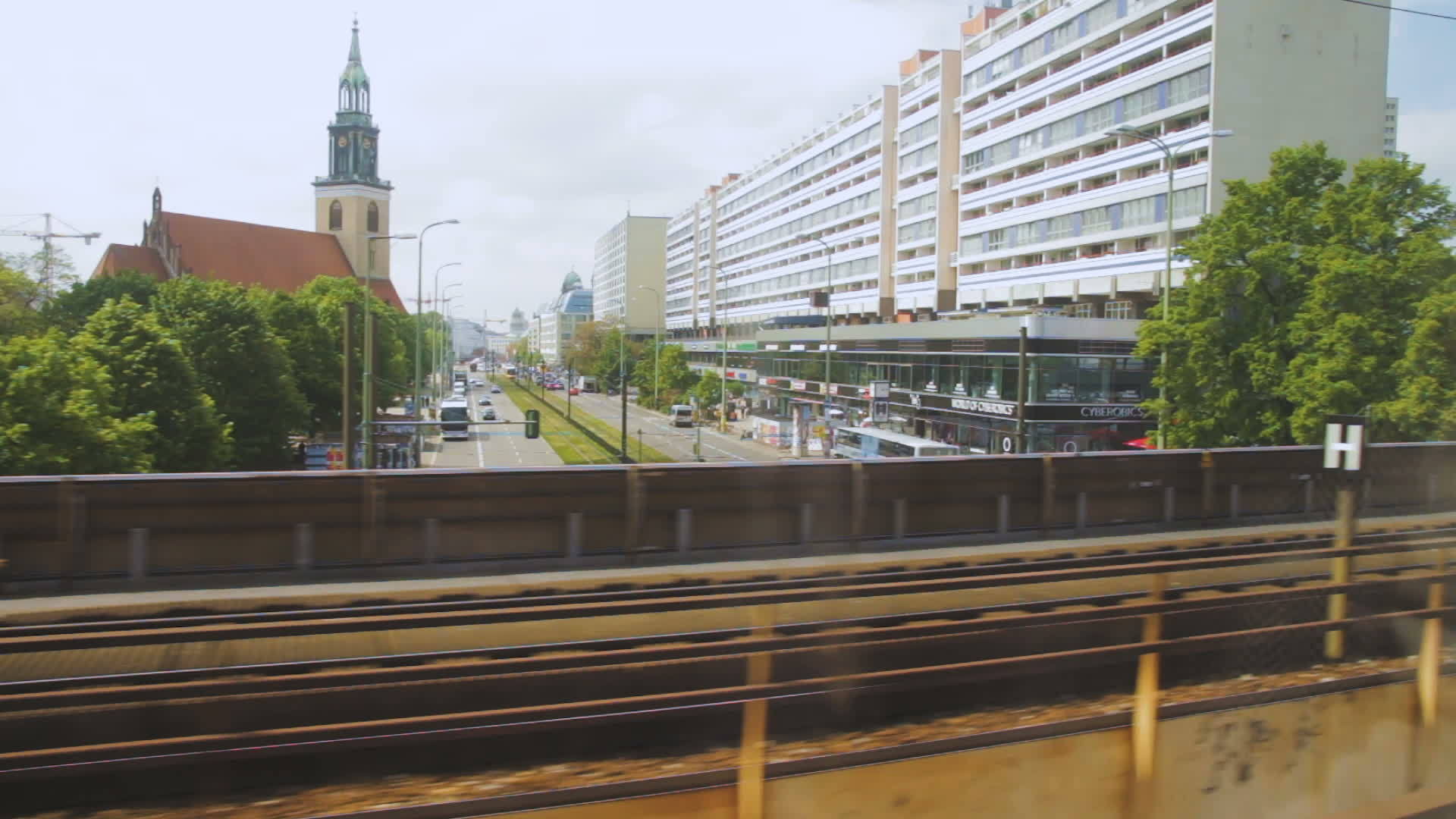 Berlin城市的建筑从移动列车的窗户开始视频的预览图