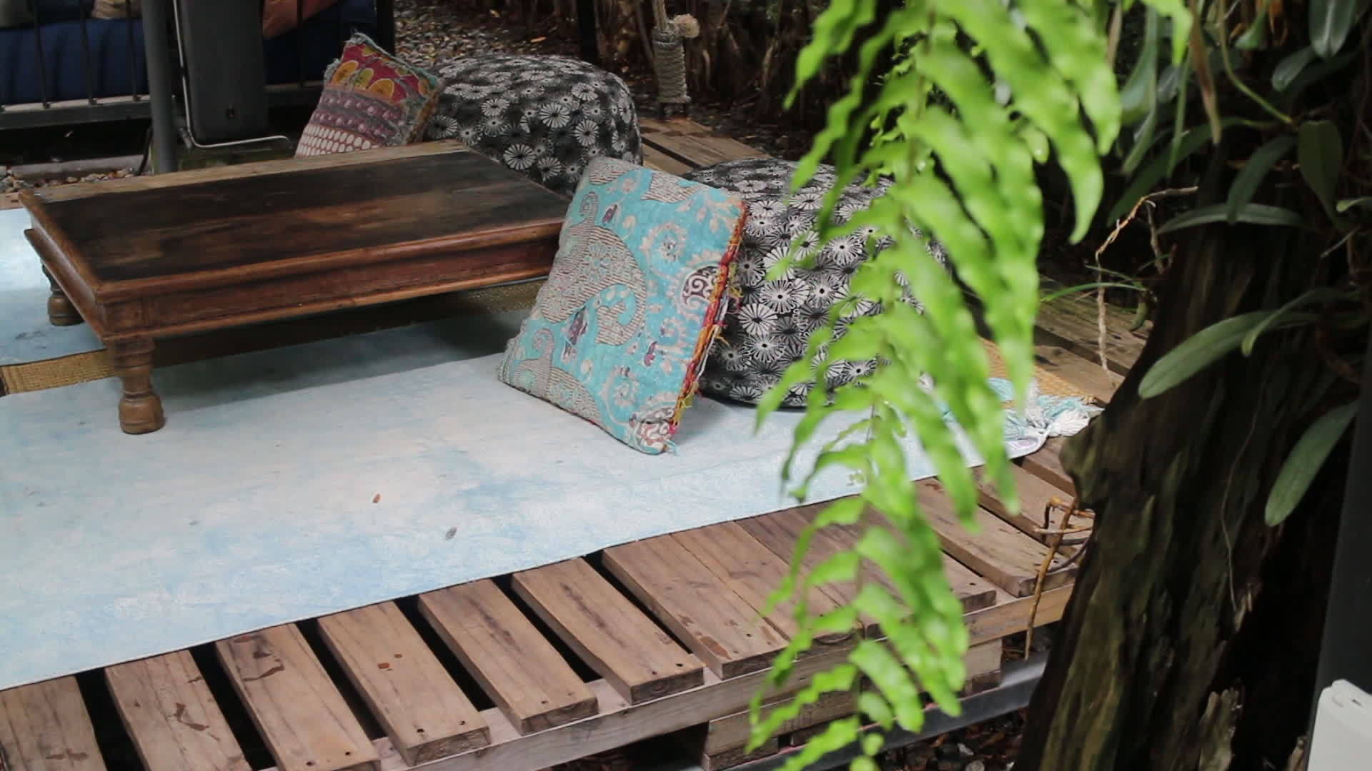 家用花园的木椅视频的预览图