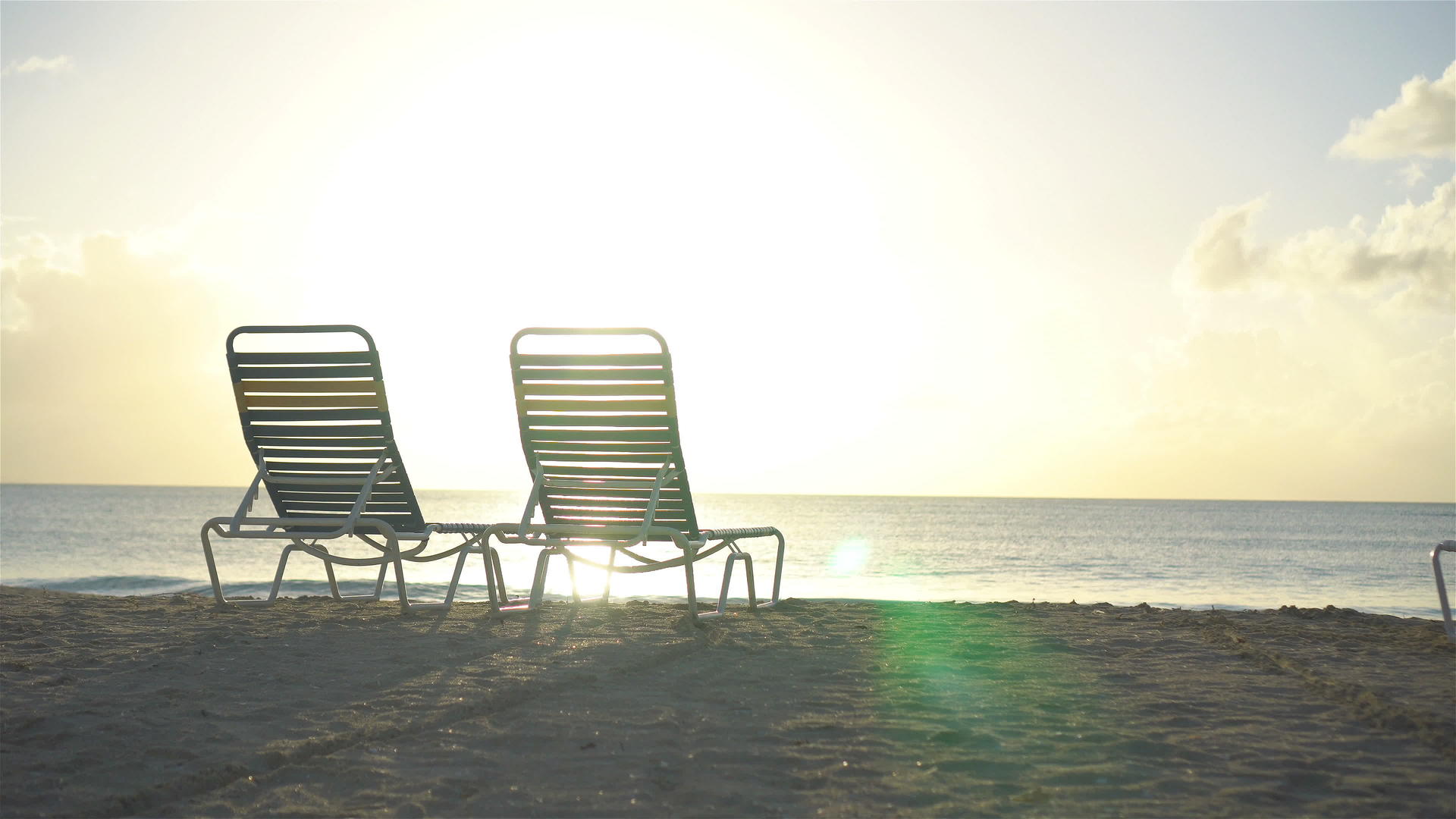 在美丽的热带海滩上马氏栖息地有两把休息椅视频的预览图