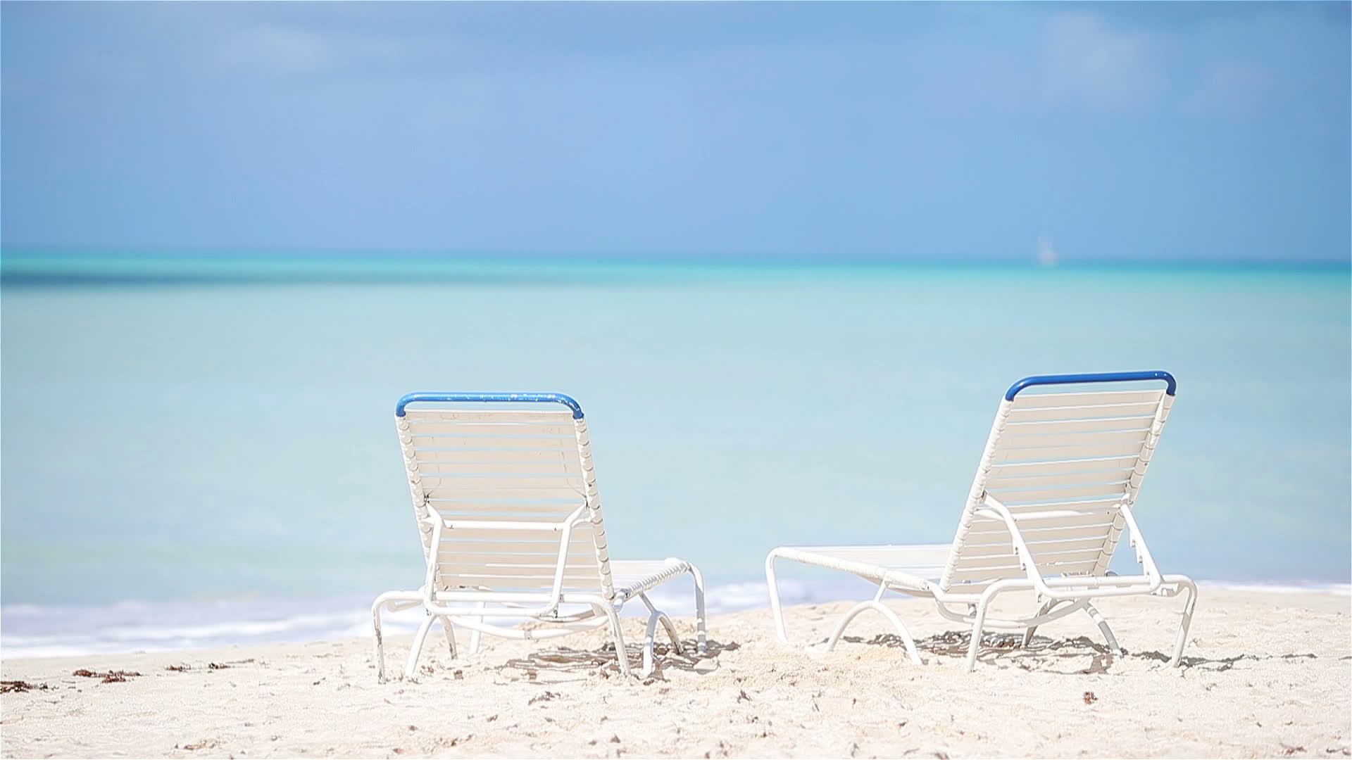 在美丽的热带海滩上马氏栖息地有两把休息椅视频的预览图