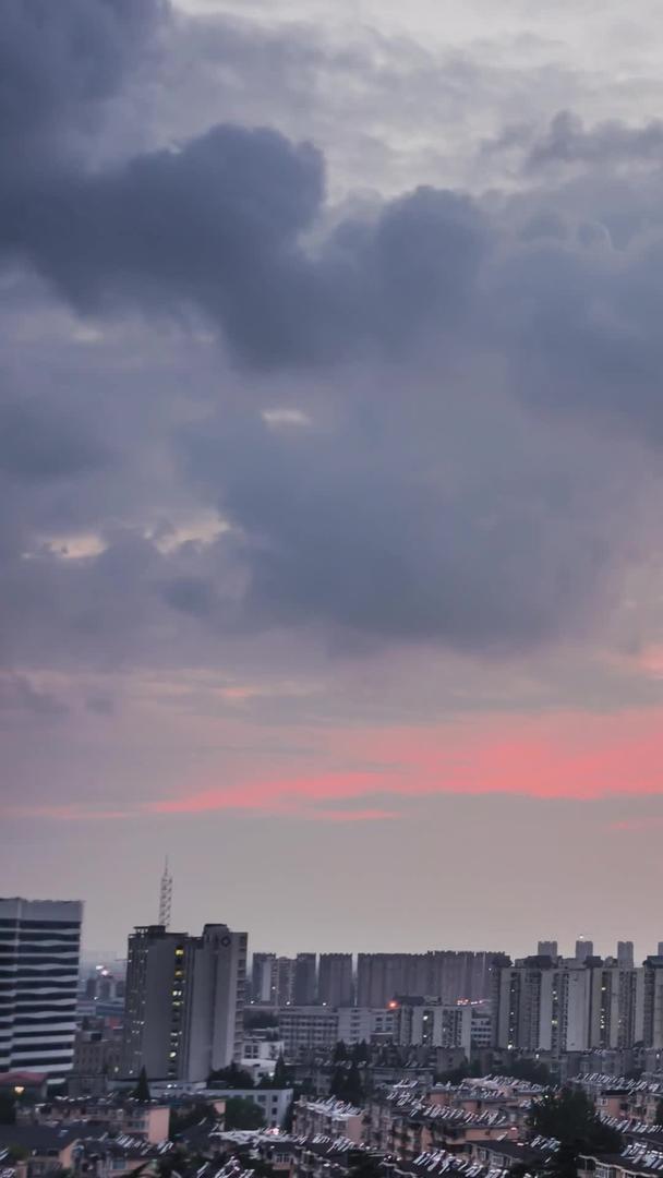 真正的雨后天晴城市晚霞火烧云日转黑延时摄影视频的预览图