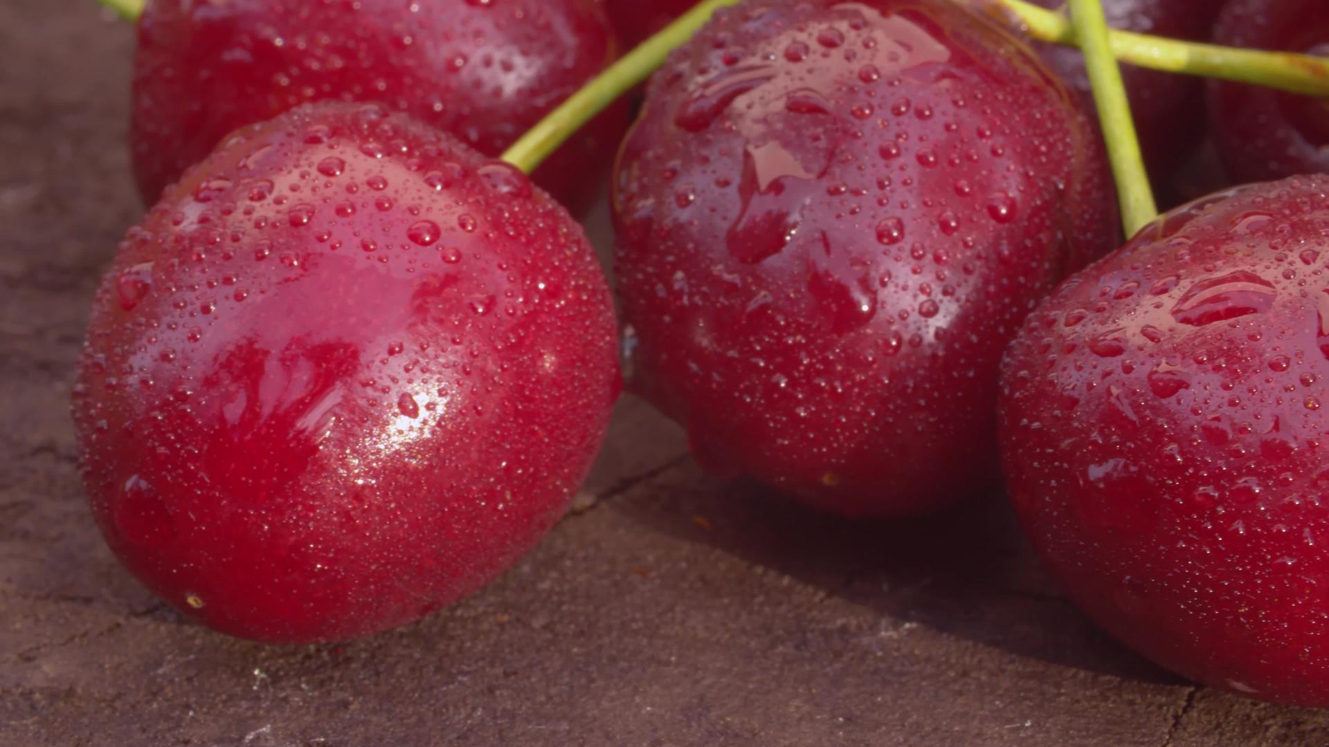 成熟的樱桃滴在木板上视频的预览图