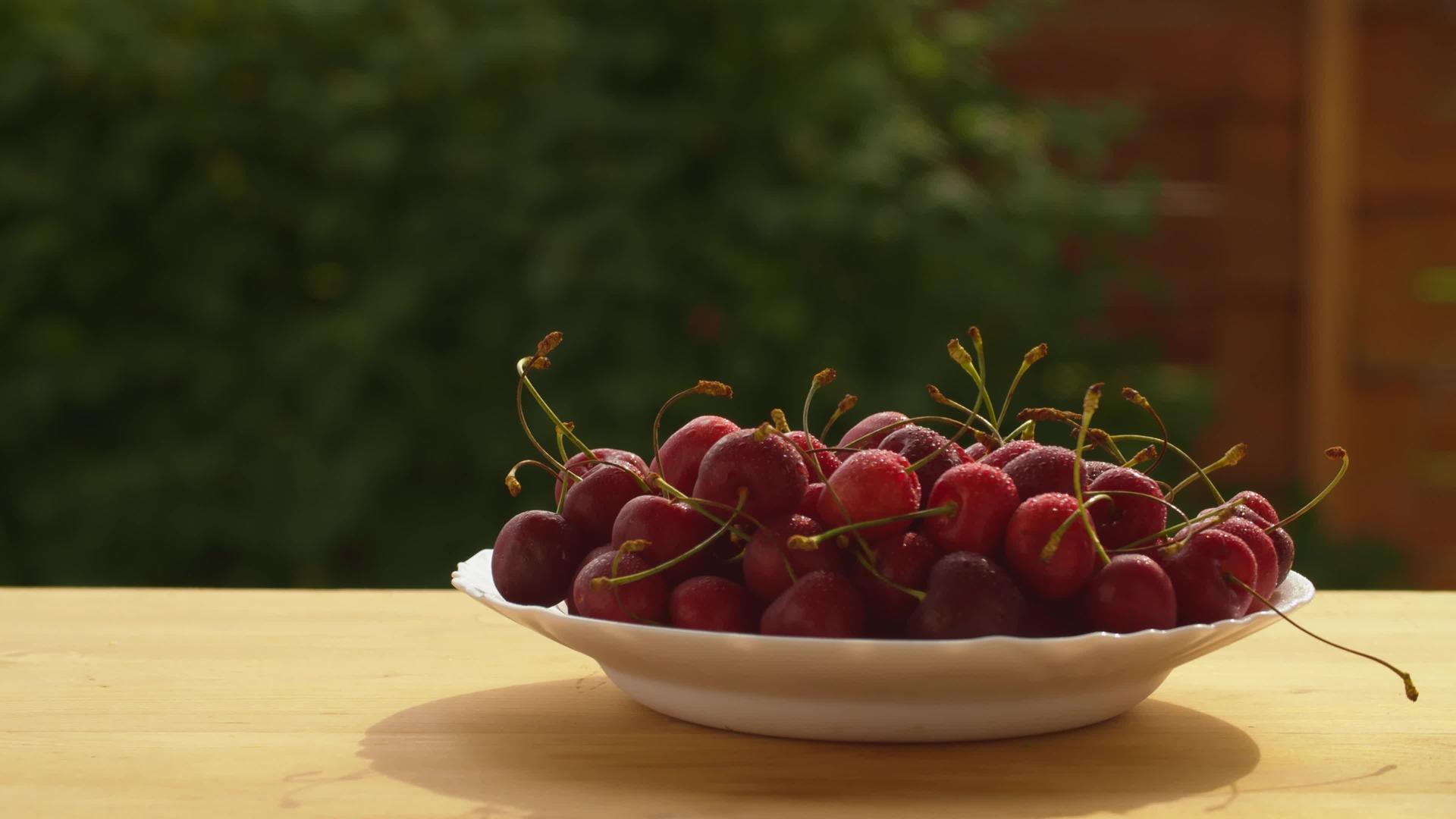 盘子上的新鲜湿樱桃视频的预览图