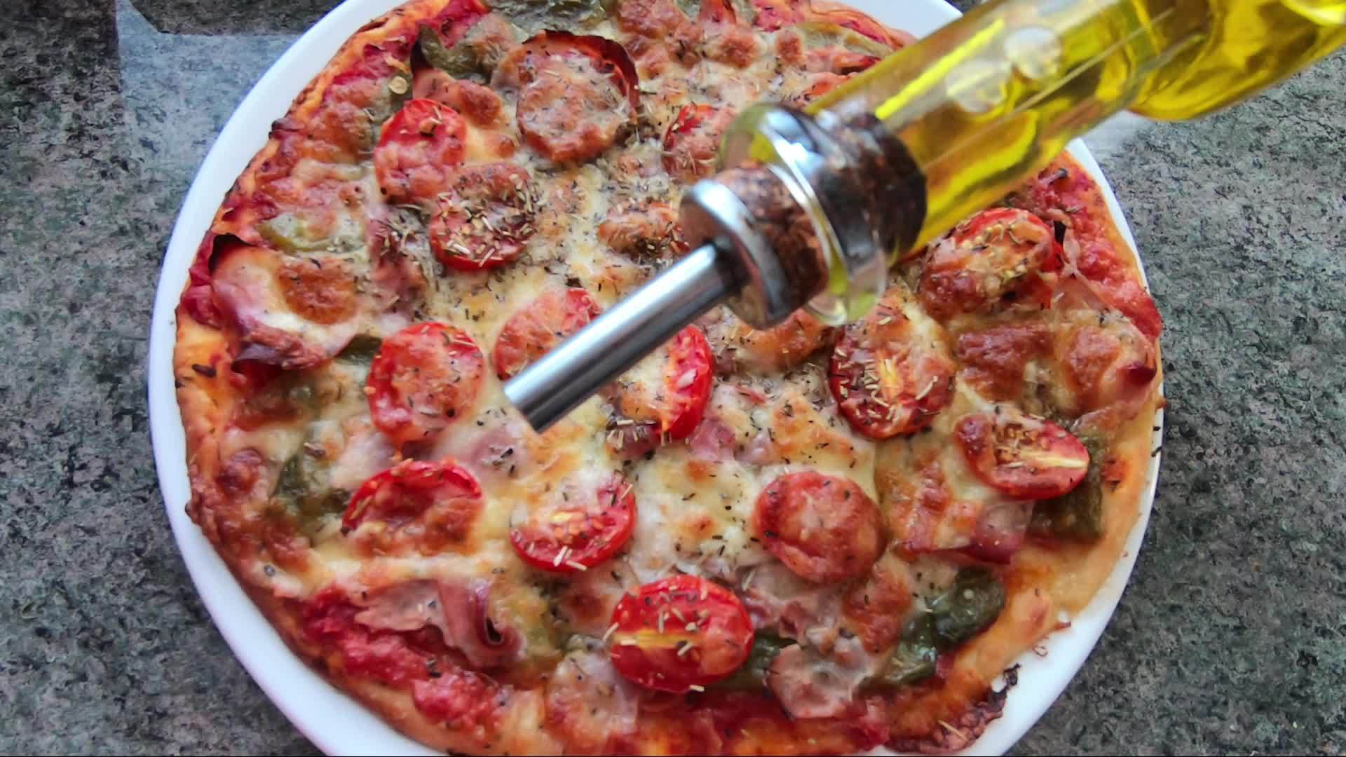 橄榄油倒在比萨饼上视频的预览图