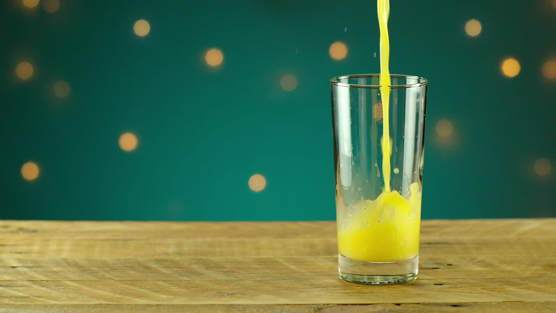 将橙汁倒入玻璃杯中视频的预览图