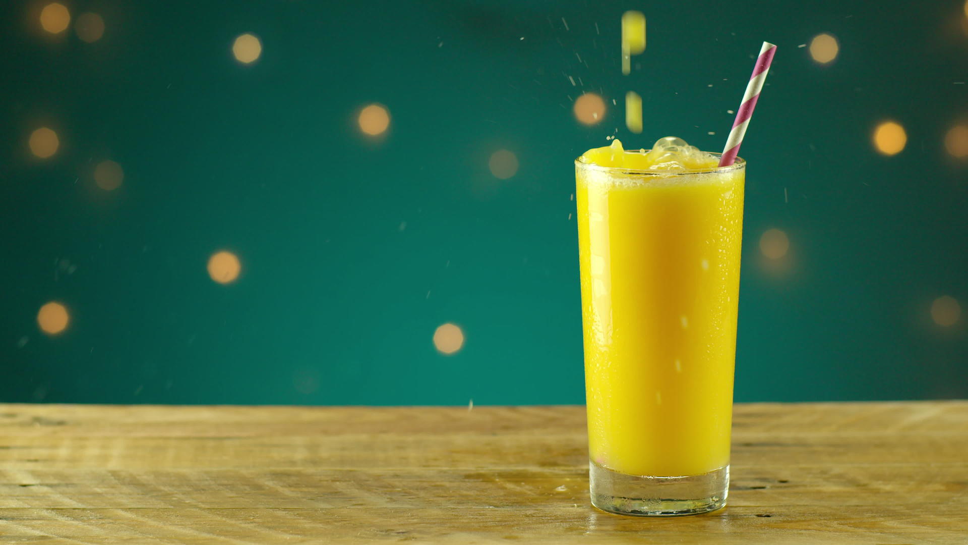 玻璃杯里喷洒橙汁视频的预览图