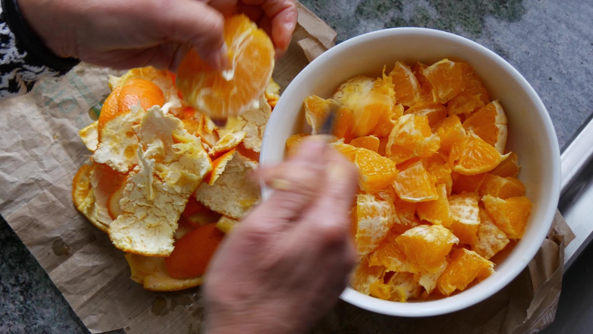 女人把橘子切成小块视频的预览图