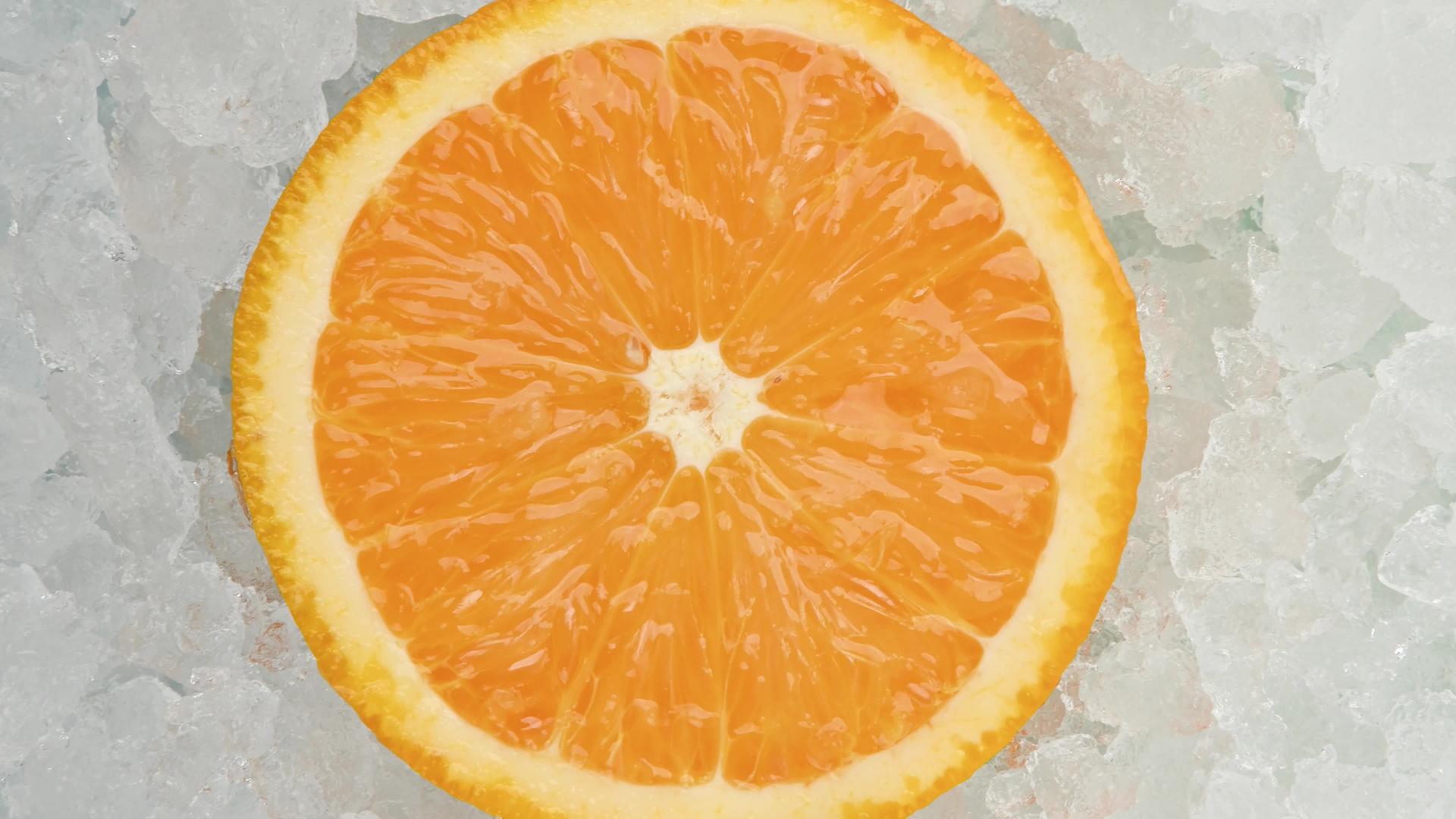 压碎冰面上的新鲜橙色视频的预览图