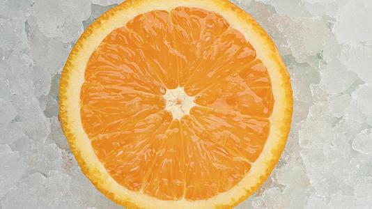 压碎冰面上的新鲜橙色视频的预览图
