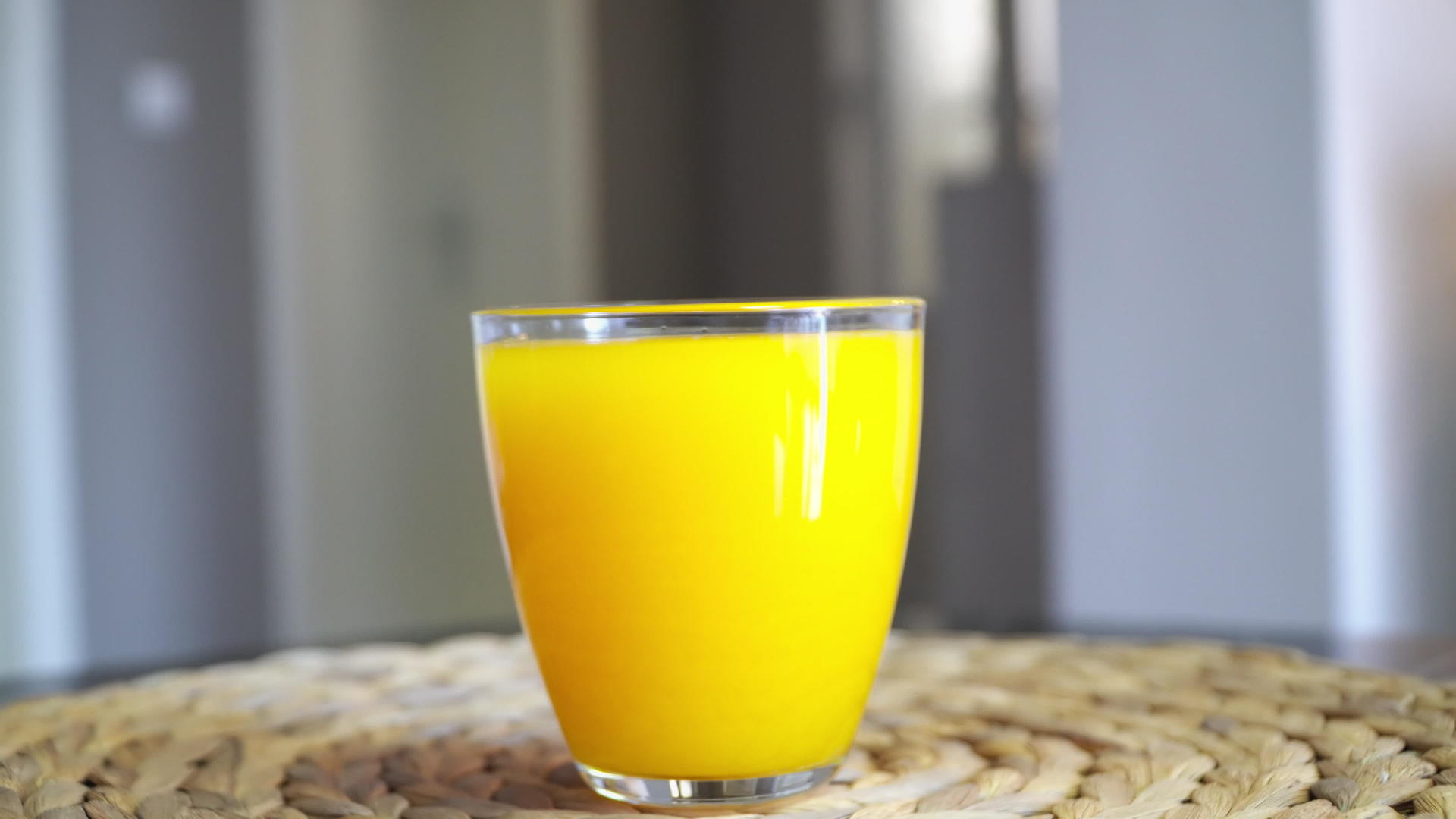 玻璃中的新鲜橙汁视频的预览图