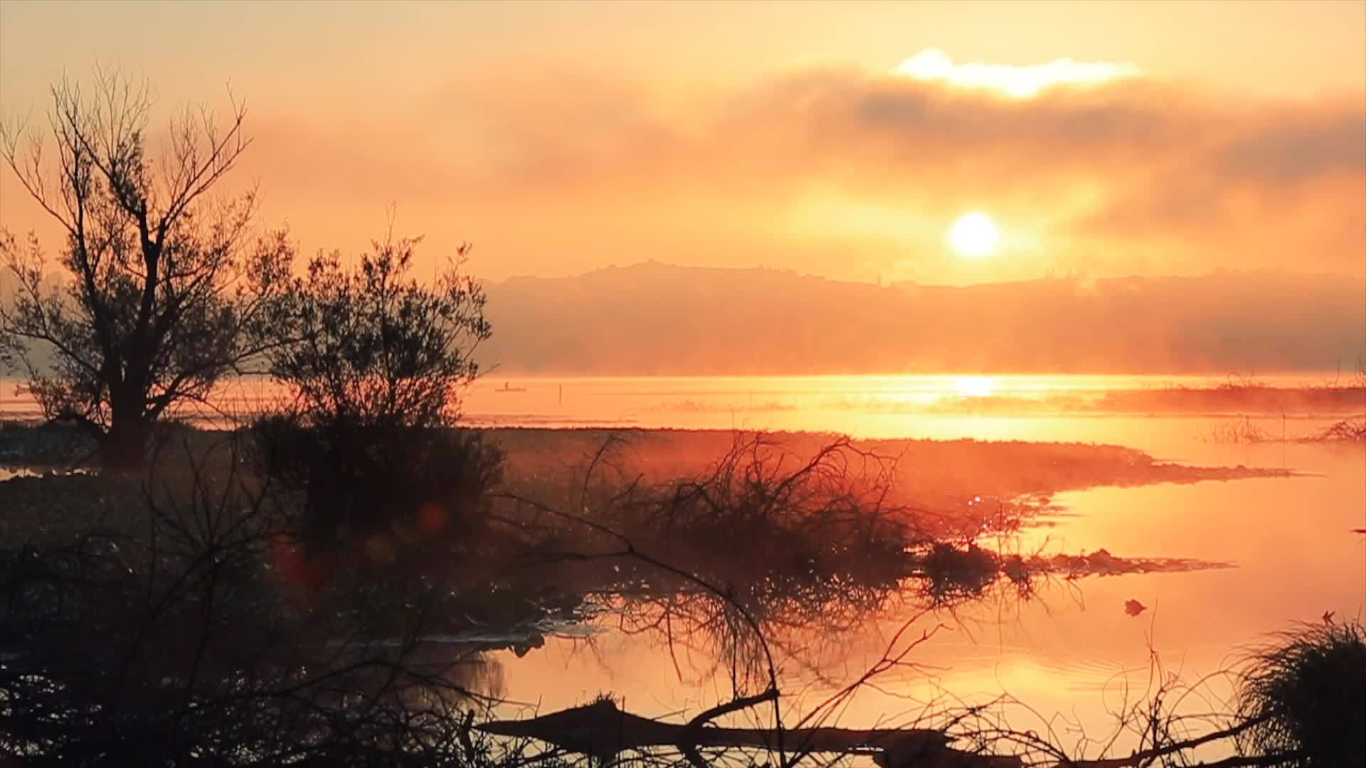 湖面上的日出是意大利的一个夏日雾蒙蒙的早晨视频的预览图