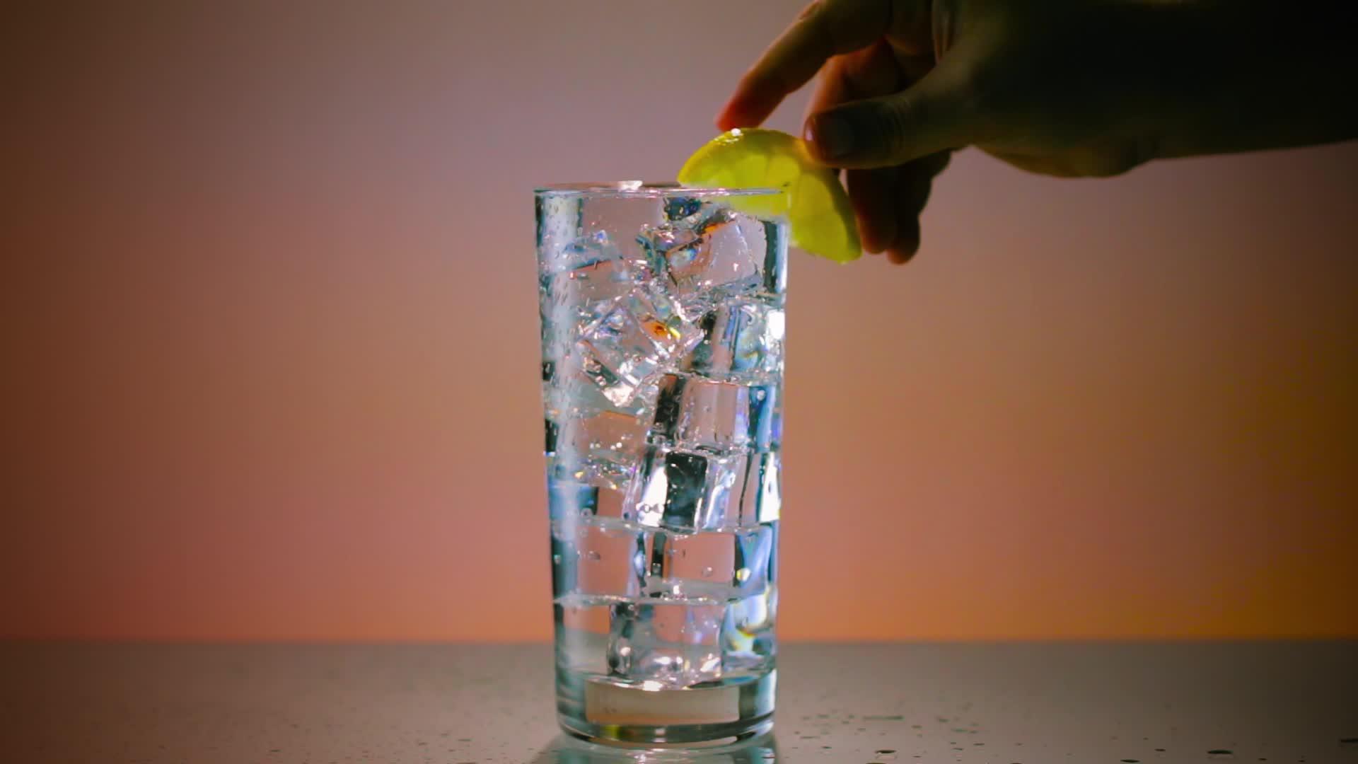 冰玻璃与柠檬宽度视频的预览图