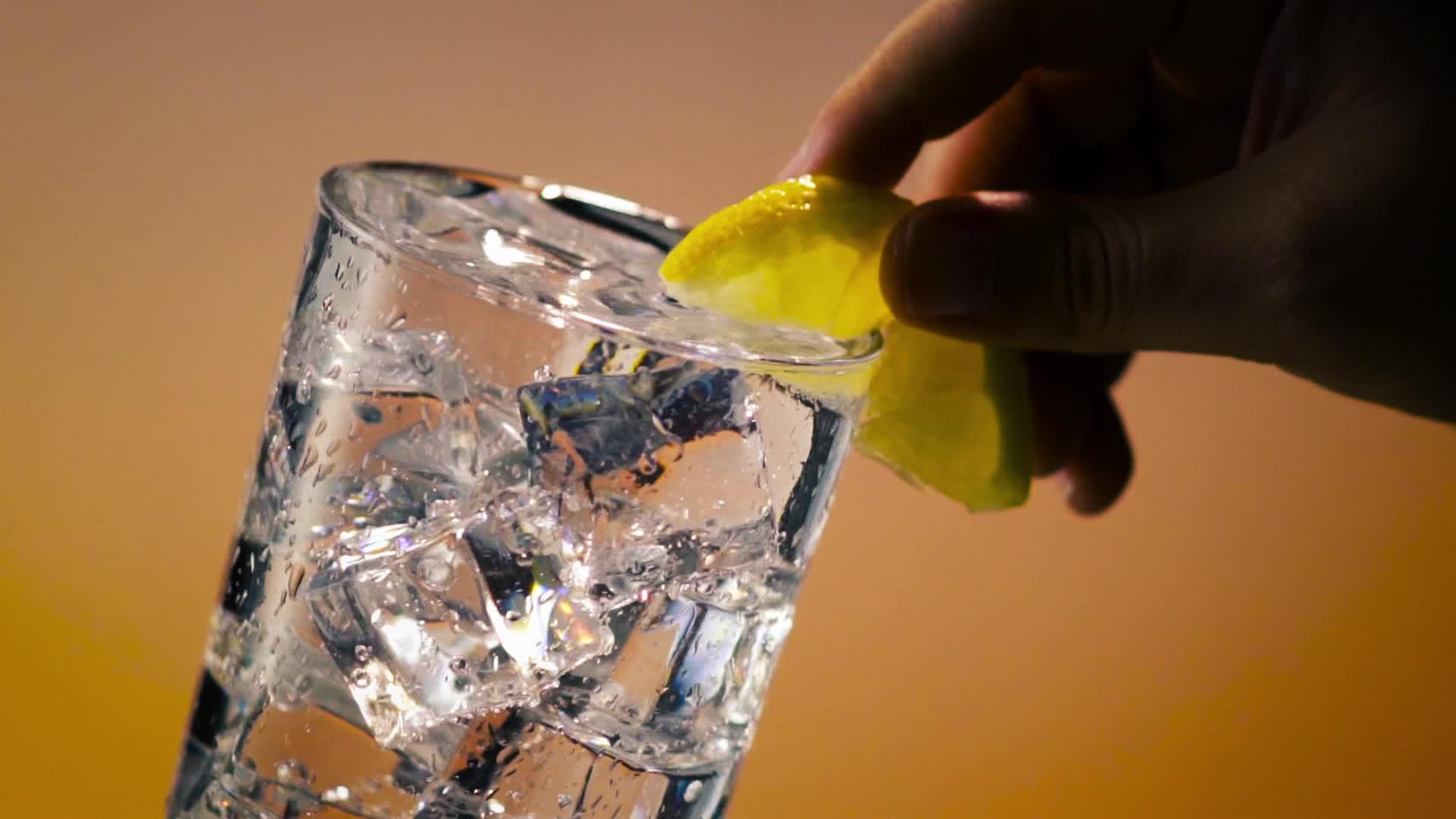 冰杯加柠檬视频的预览图