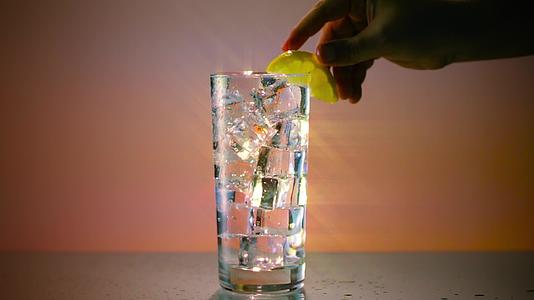 冰玻璃与柠檬宽星过滤器视频的预览图