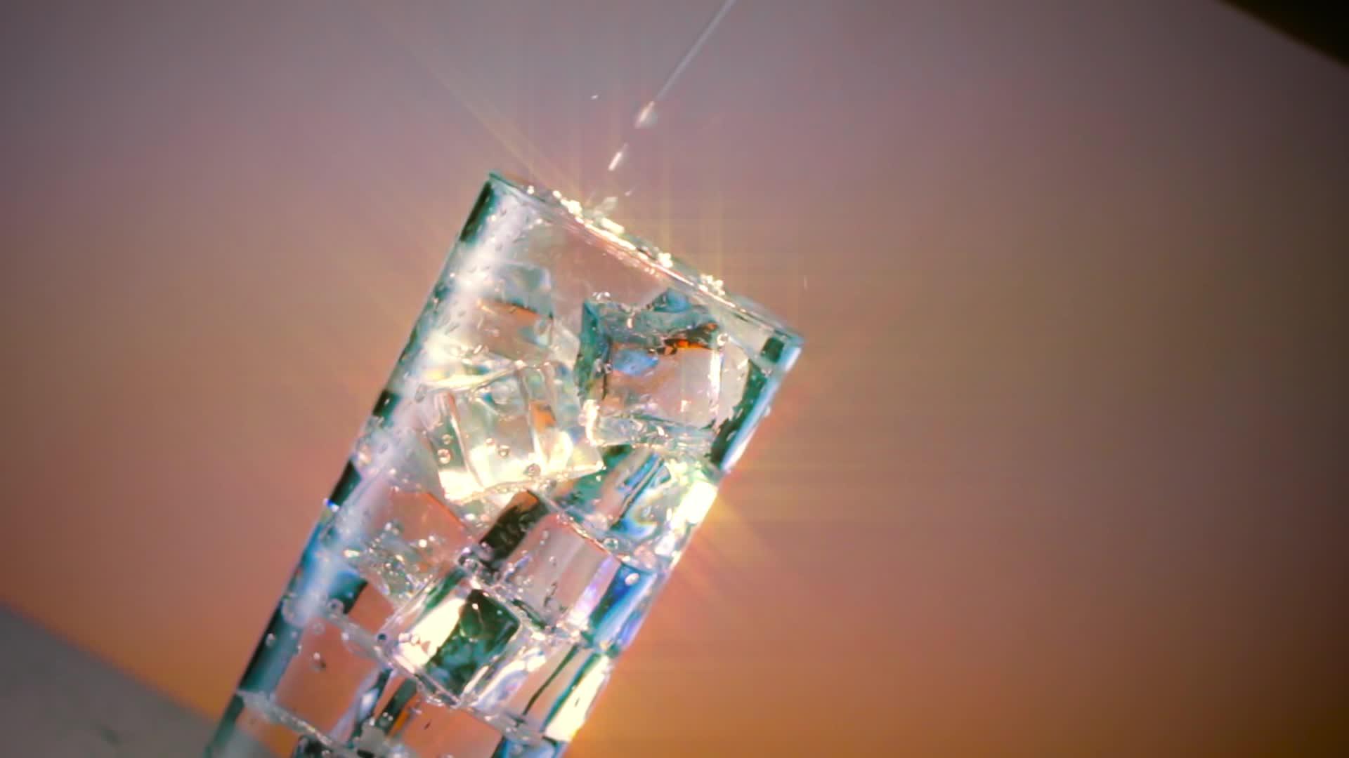 冷冰玻璃挤压柠檬宽星过滤器视频的预览图