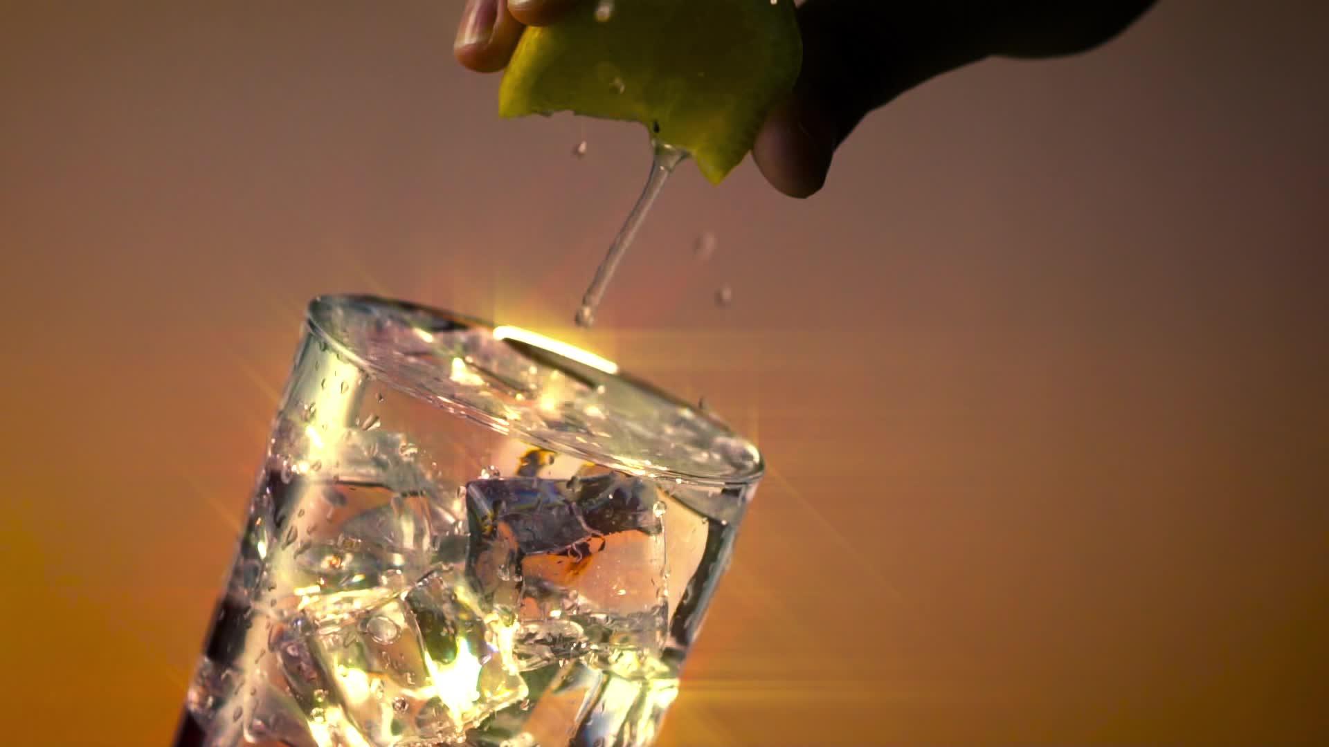 冷冰玻璃挤压柠檬星过滤器视频的预览图