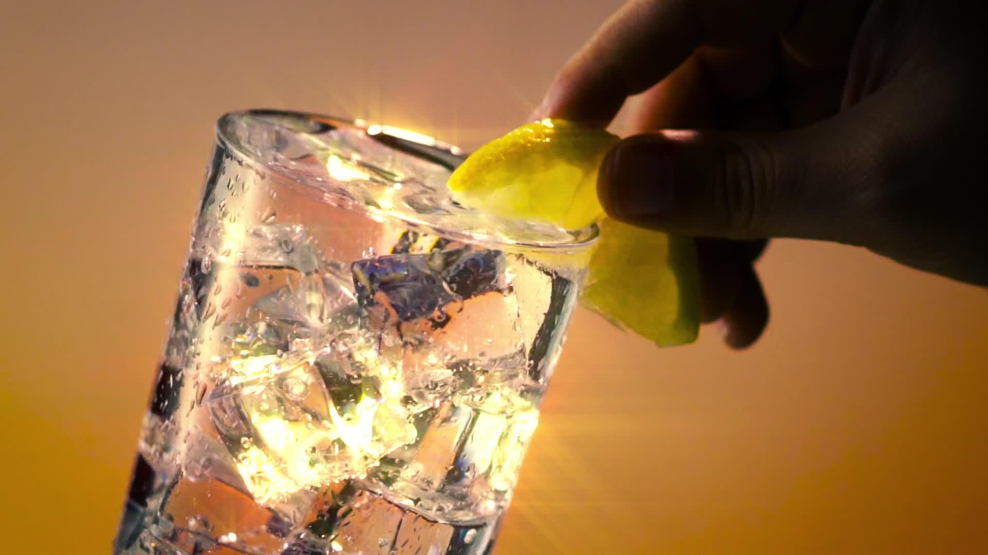 带有柠檬星过滤器的冰玻璃视频的预览图