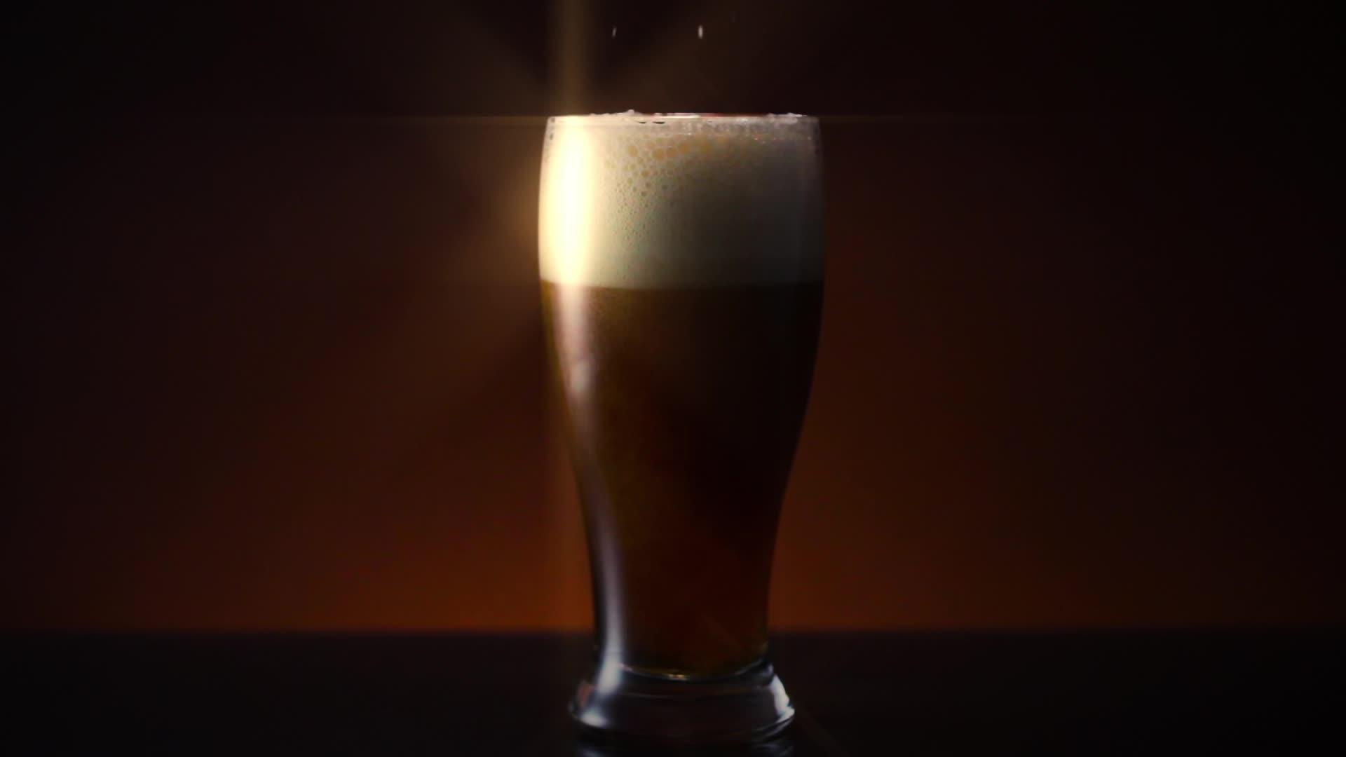 Pilsner玻璃星过滤器中的黑蓝啤酒视频的预览图