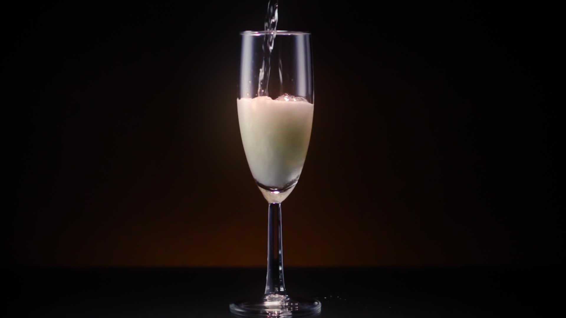 香槟长笛满了视频的预览图