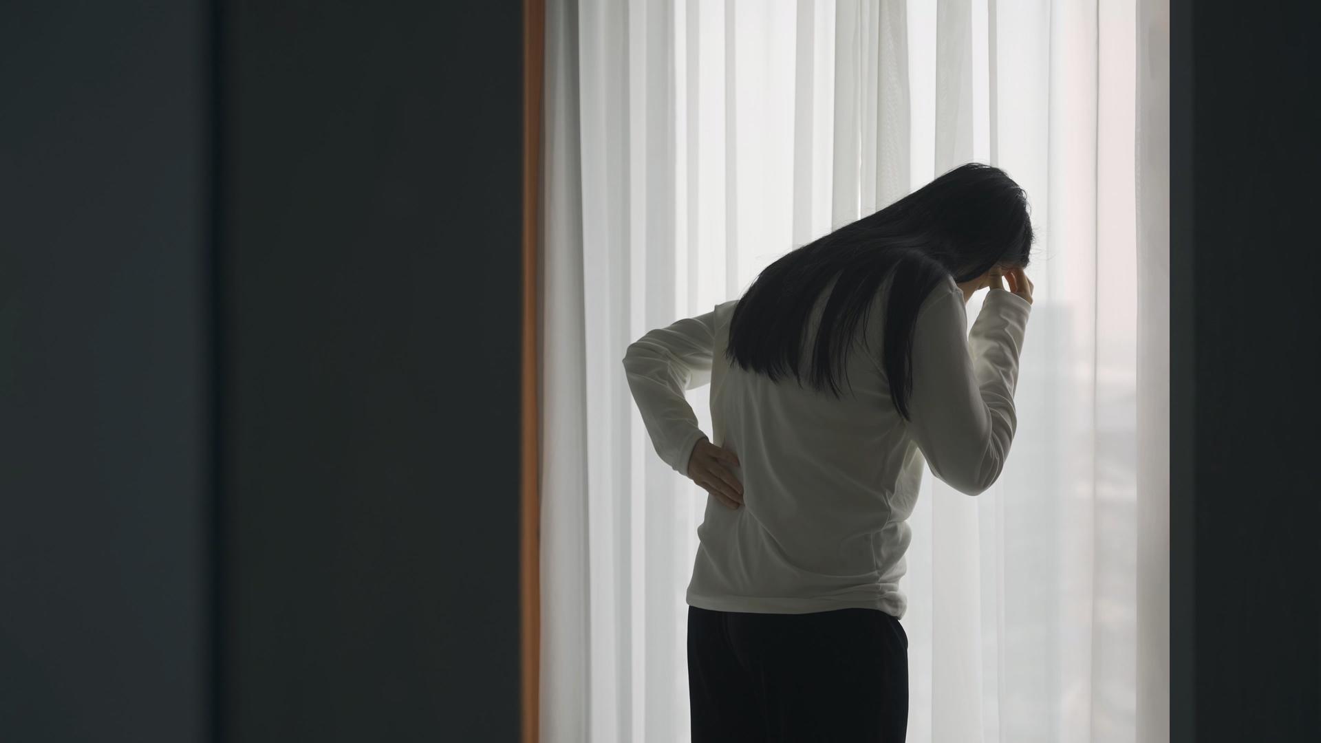 4k女性疾病头晕腰痛常见病背影视频的预览图