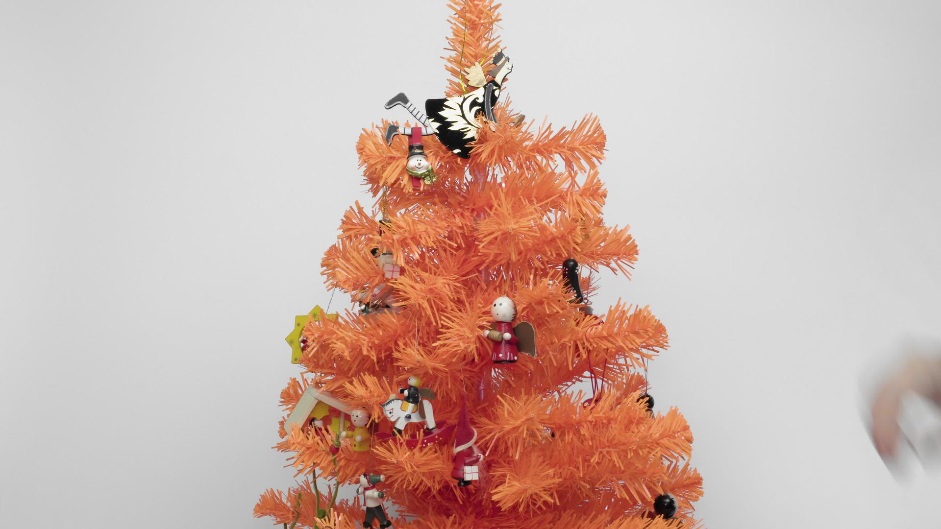 带有白色背景的人造橙色圣诞树装饰品视频的预览图