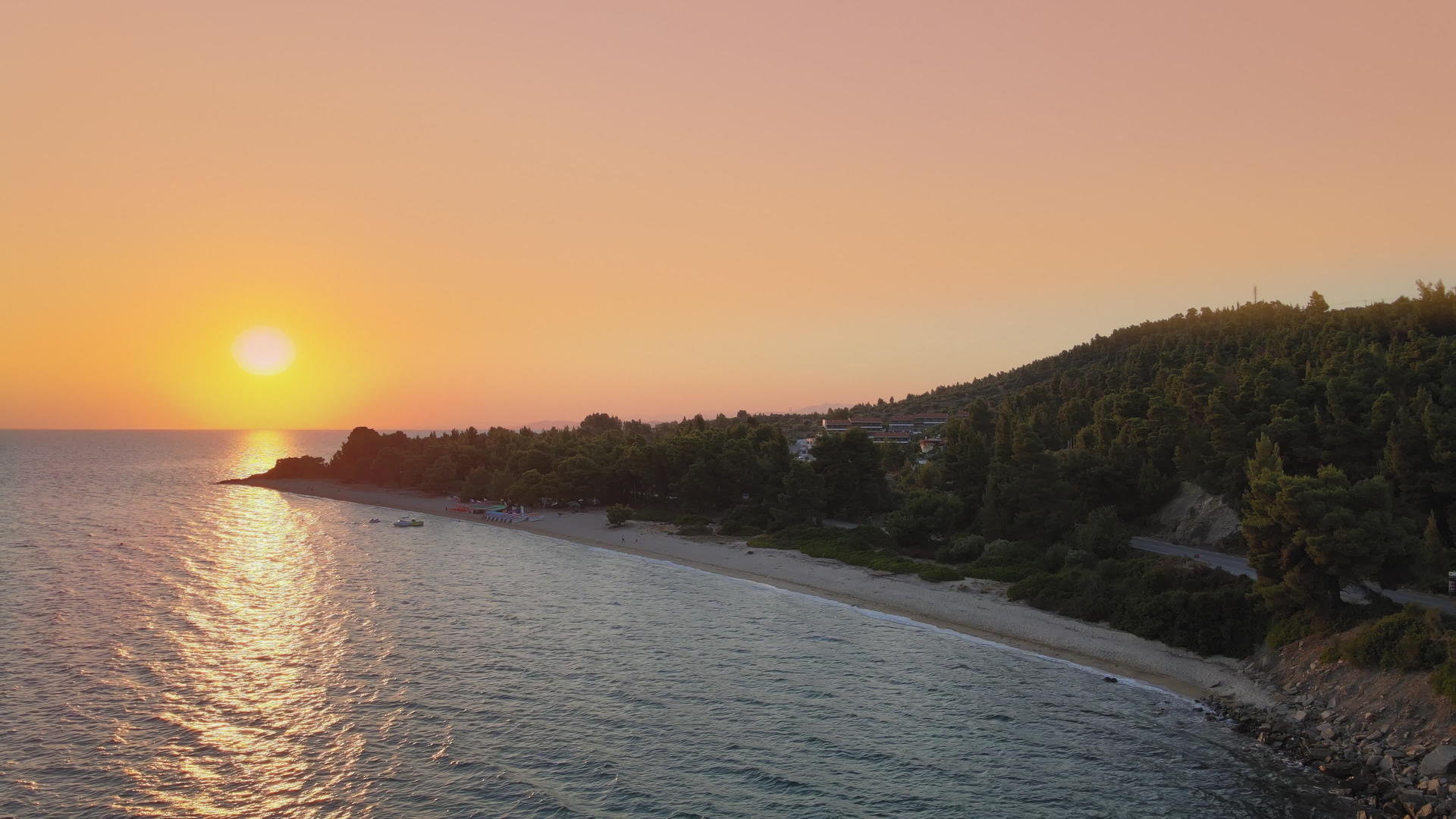 橙色日落海滩无人驾驶飞机拍摄地中海希腊风景视频的预览图
