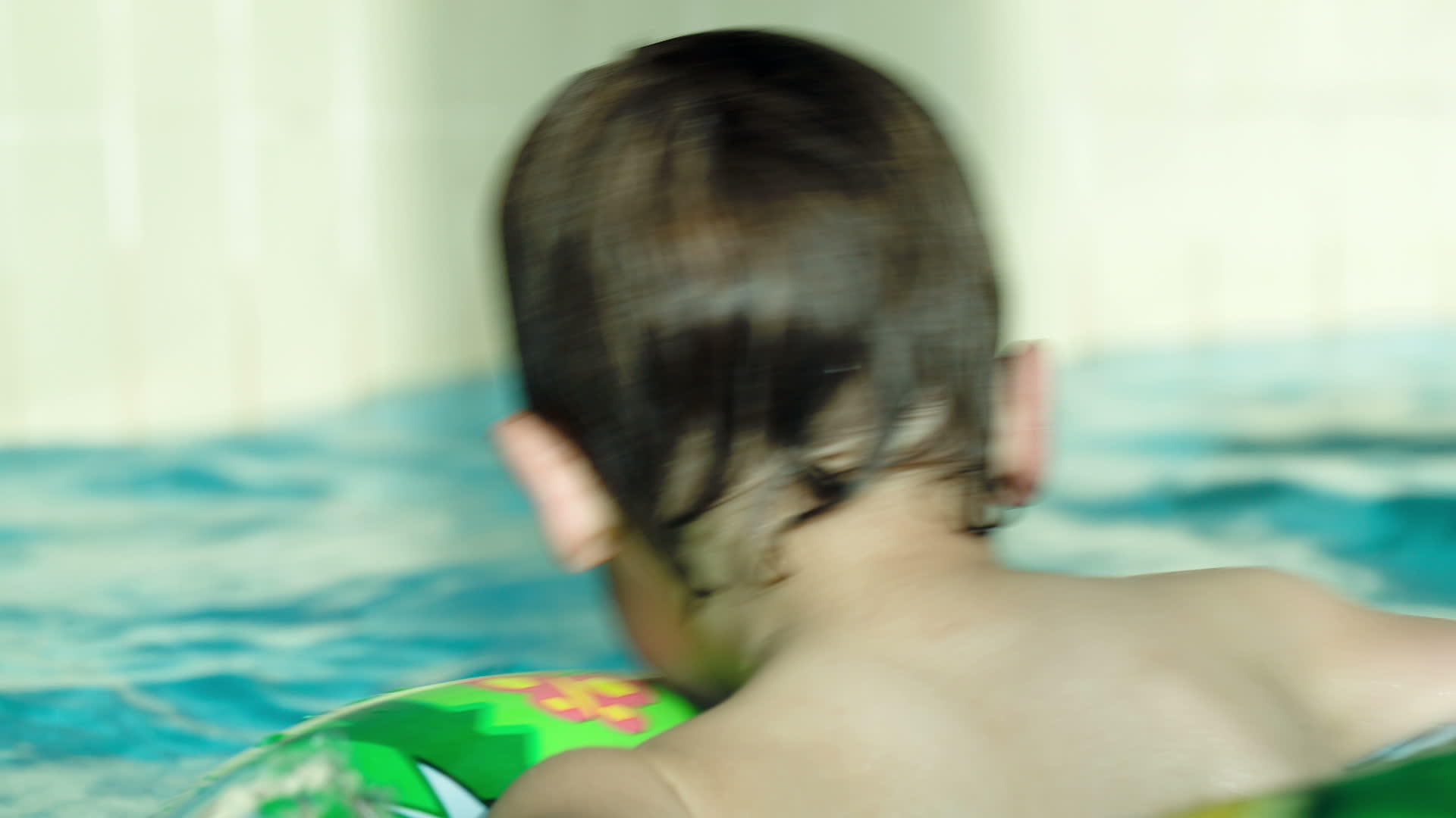 孩子在橡皮环里游泳的背景视频的预览图