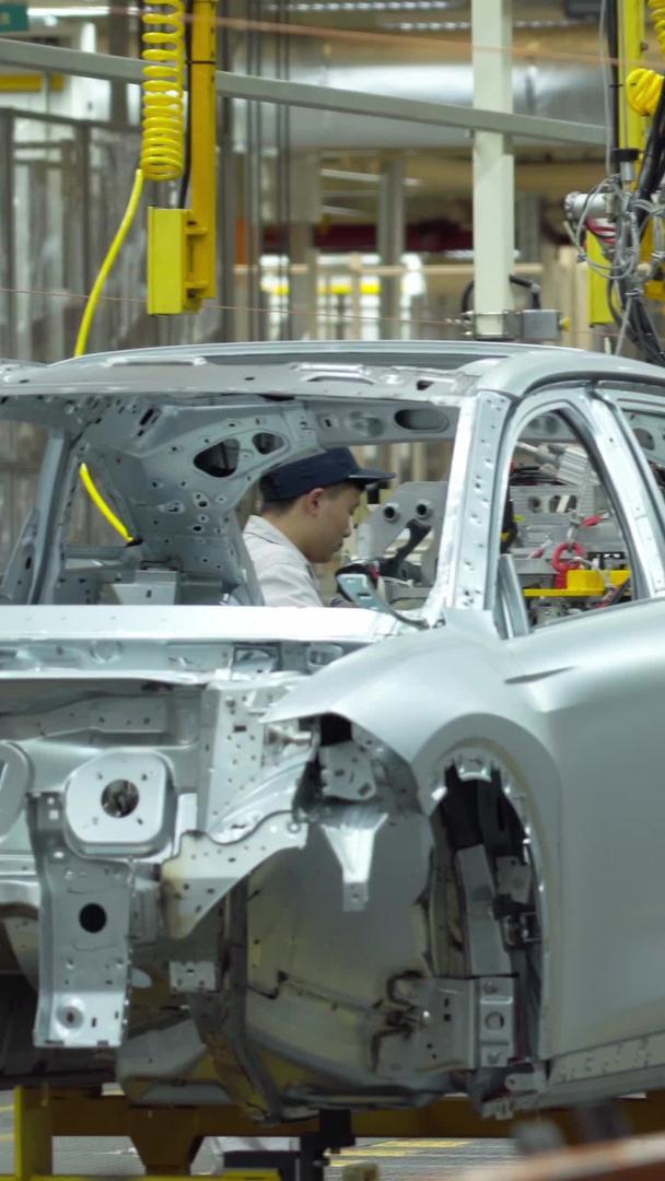 实拍车厂生产制造工人装配工人视频的预览图