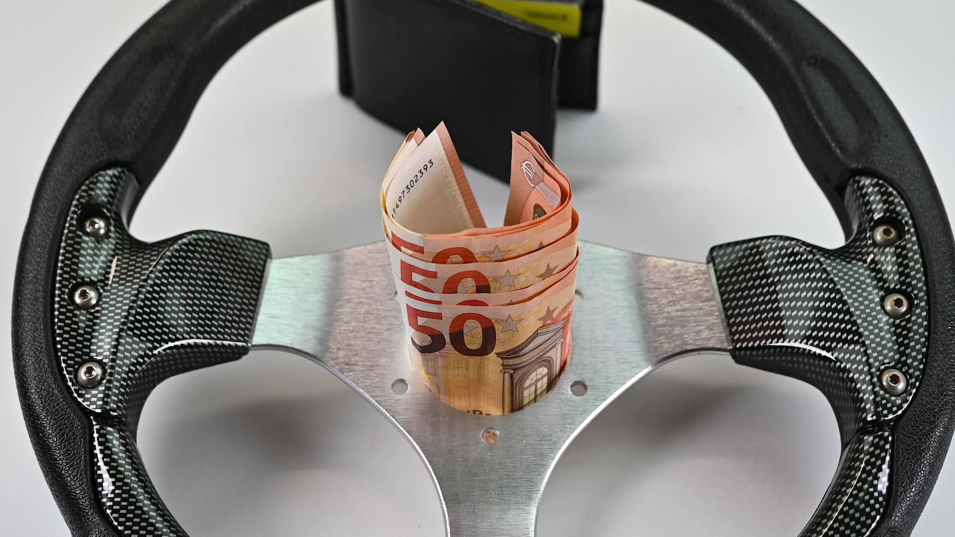 赛车轮配备50欧元现金视频的预览图