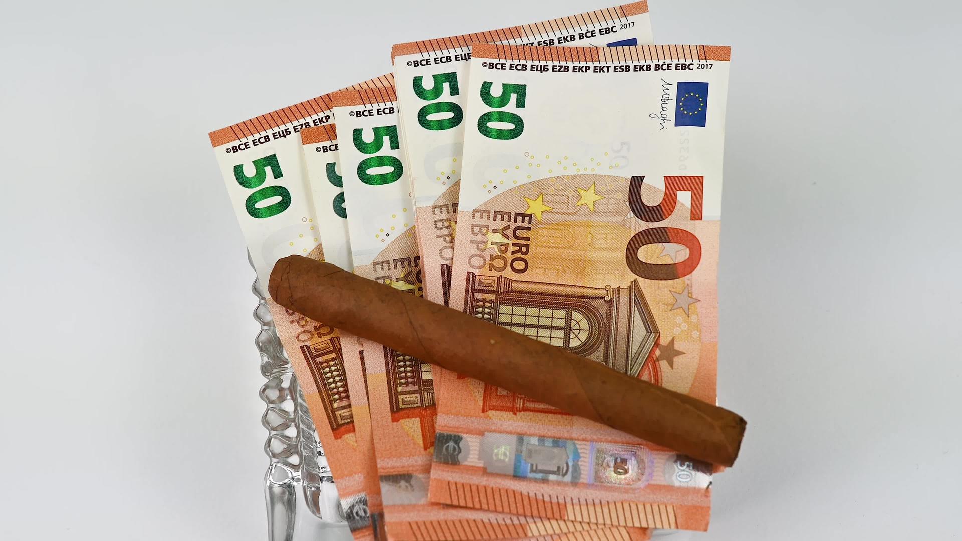 50欧元钞票烟灰缸视频的预览图