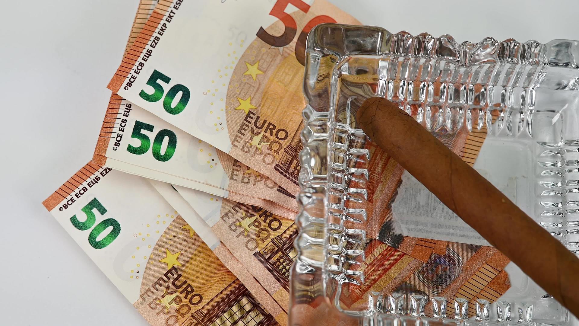 50欧元钞票烟灰缸视频的预览图