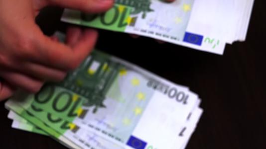 这个人在数钱钞票是欧元视频的预览图