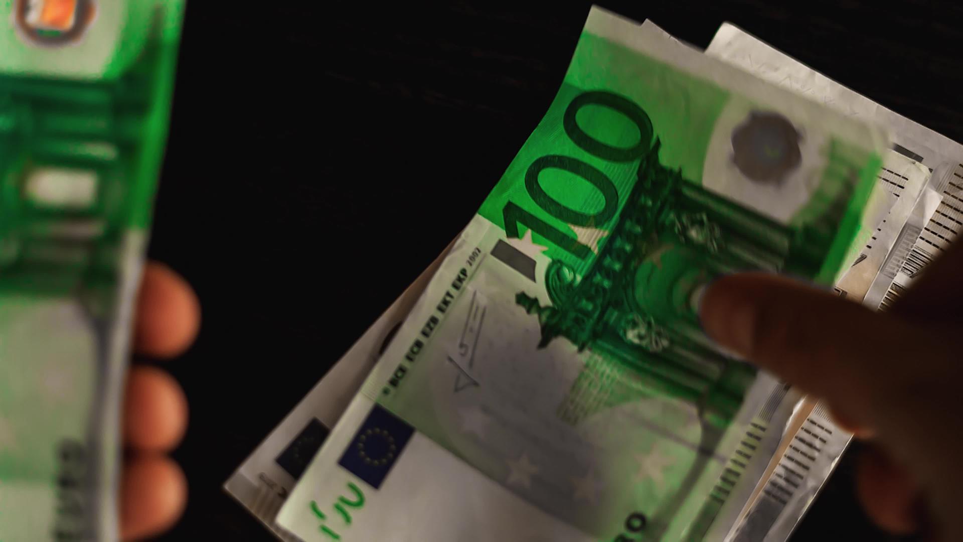 数数并放在桌上的欧元纸币上视频的预览图