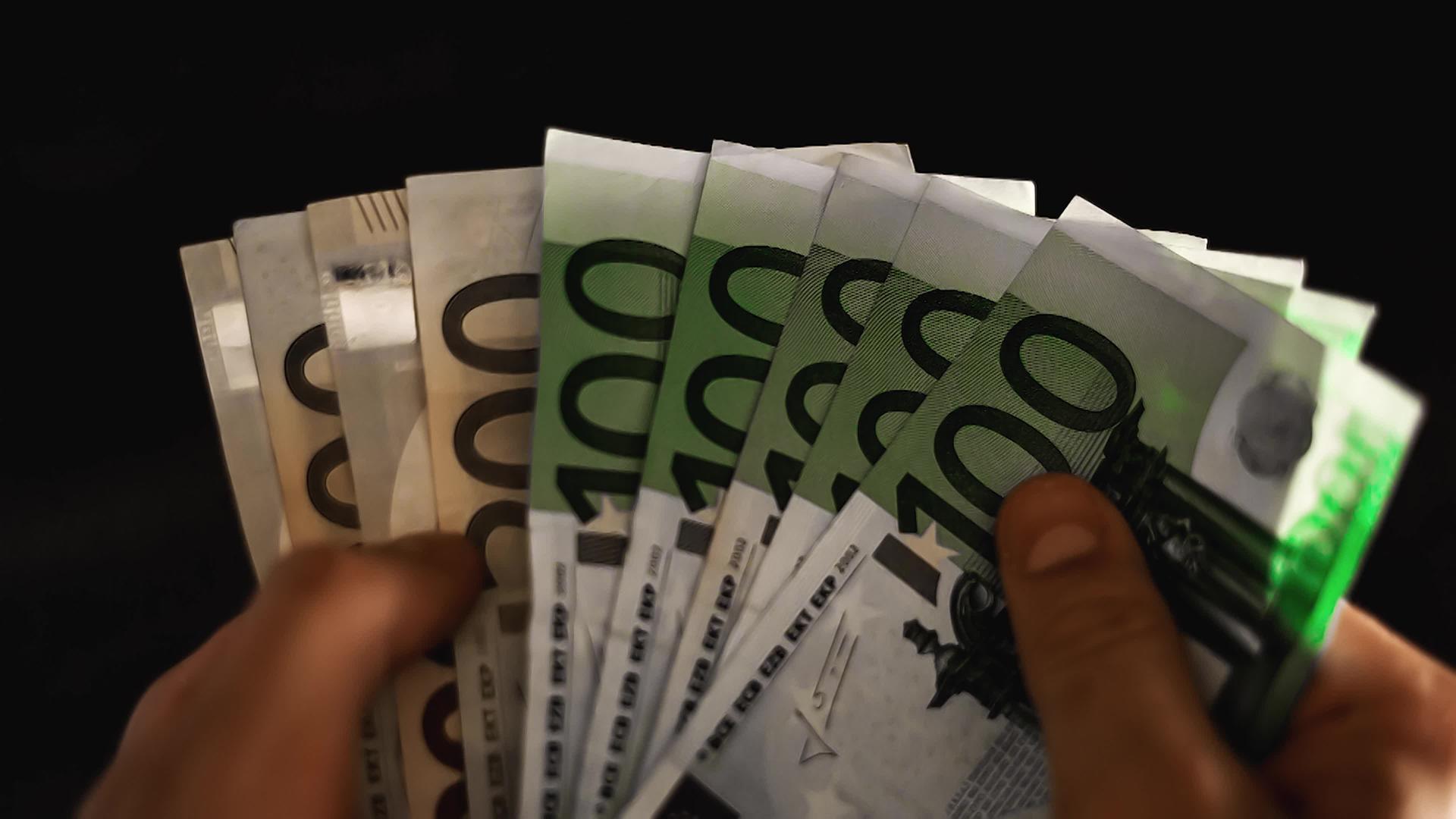 手头3欧元钞票计数视频的预览图