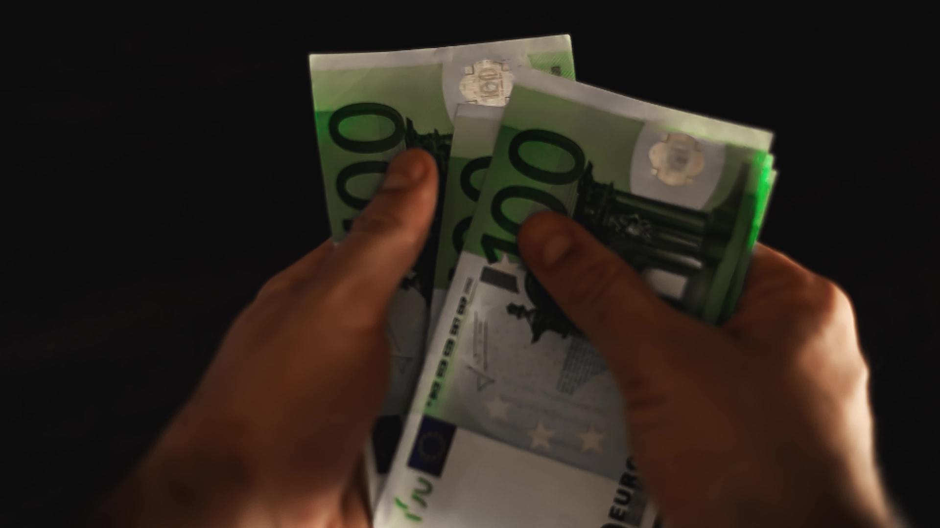 手头的欧元钞票票数视频的预览图