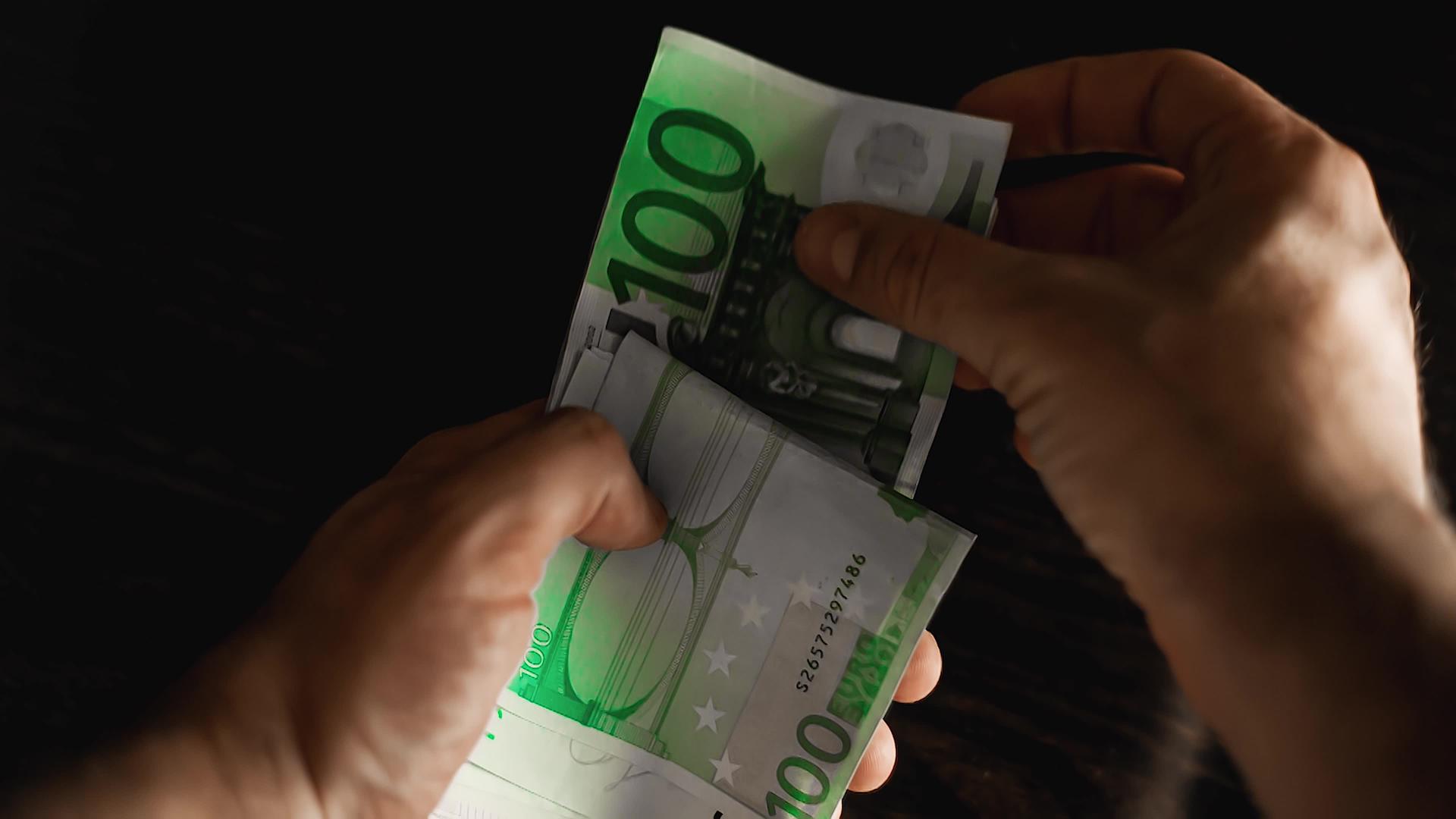 手头4欧元钞票票数视频的预览图