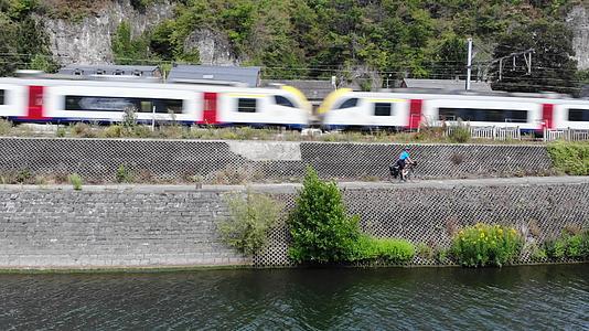 骑自行车的人在欧洲比利时骑自行车乡村背景是火车骑自行车视频的预览图