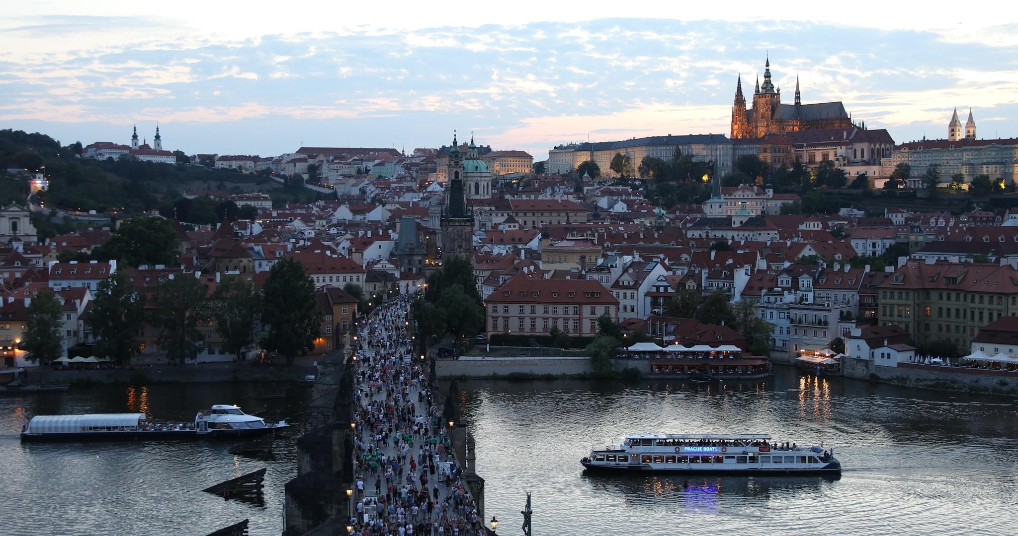 日落时的城堡和Charles桥在Prague视频的预览图