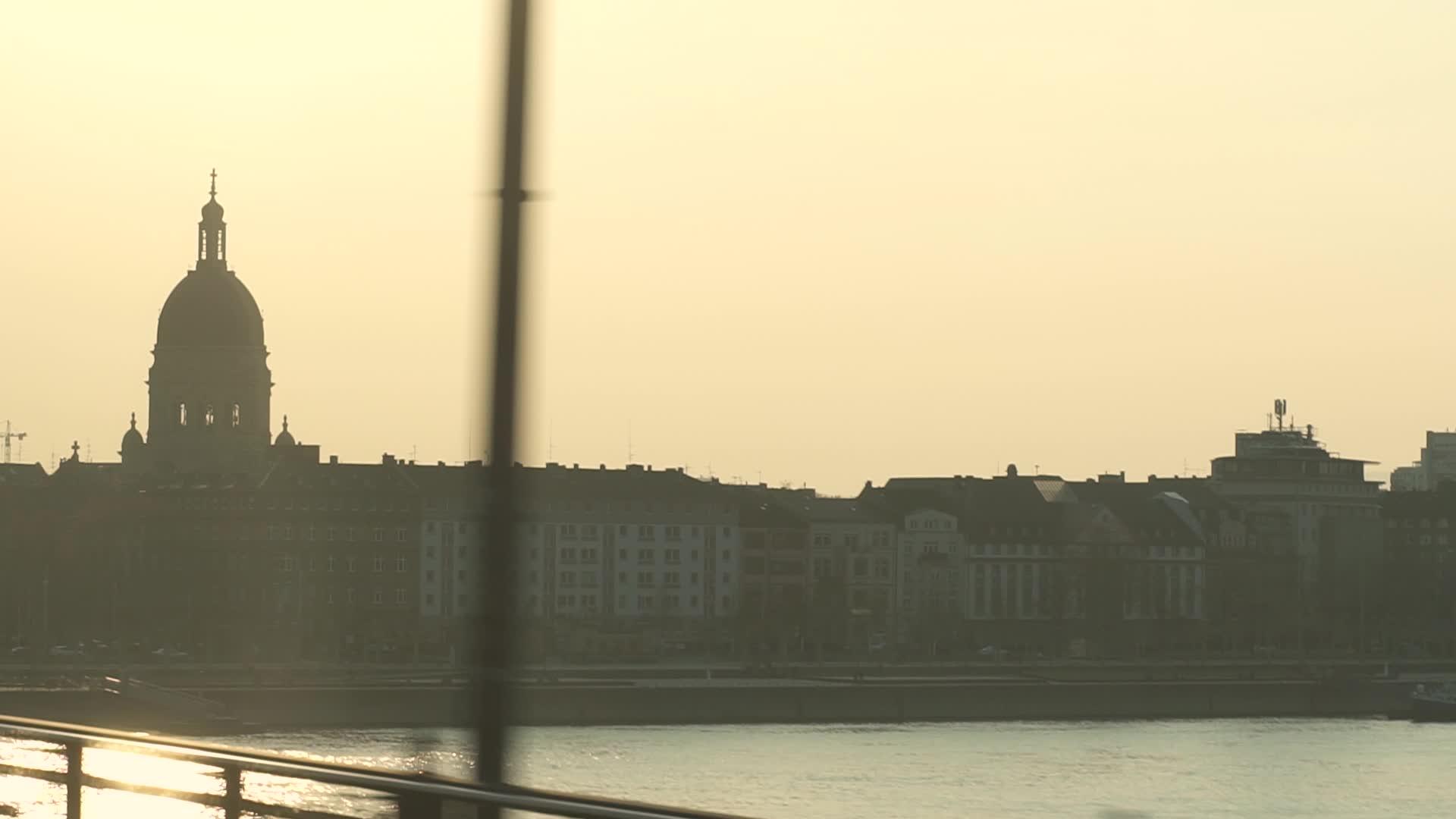 从桥上的公共汽车窗口拍摄的德国葡萄酒巨大的欧洲河流视频的预览图