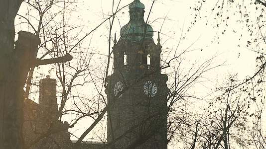 旧时钟塔位于欧洲的一个省会视频的预览图